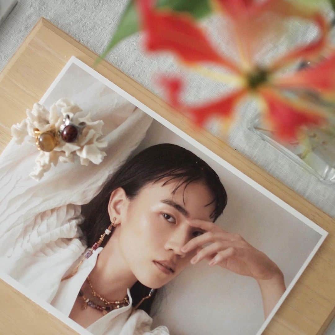 アデルさんのインスタグラム写真 - (アデルInstagram)「#aderbijoux 2021 SPRING / SUMMER COLLECTION "VILLA DES MYSTÈRES"  ポンペイにあった貴族の別荘 " Villa des Mystères ”(ヴィラデミステール=秘儀荘) 古代ローマの華やかさと力強さに思いを馳せたコレクション。  噴火により長く栄えていた美しい街が幻と消えたイタリアのポンペイ。 赤いフレスコ画が有名な秘儀荘では宗教的な秘儀が行われていたという。 妖艶で不可思議なこの空間で、古代人は一体何を思い行ったのだろうか...  温もりと個性を持ち合わせたヴィンテージの手作りのガラスビーズや 金属板を手で叩いて作った重厚感のあるメタルコレクション、 粗々しくもエレガントな大振りのバロックパール使い。 コスチュームジュエリーらしく遊び心たっぷりに仕上げました。  詳しくは公式オンラインショップをご覧ください🔗 https://ader.stores.jp/  The aristocratic villa "Villa des Mystères" in Pompeii A collection reminiscent of the gorgeousness and power of ancient Rome.  Due to the eruption, Pompei where the beautiful city had prospered for a long time disappeared. People said that religious mysteries were held at Villa dei Misteri, which is famous for its red frescoe walls. What did the ancients think of in this bewitching and mysterious space.  Using vintage handmade glass beads with warmth and individuality, a solid metal collection made by hitting a metal plate by hand, rought and elegant baroque pearl element… Created with plenty of playfulness like costume jewelry.  #ADER #21ss #villadesmystères  #jewelry #accessory #vintage #deadstock #POMPEII #ROMA」2月17日 18時08分 - ader_official