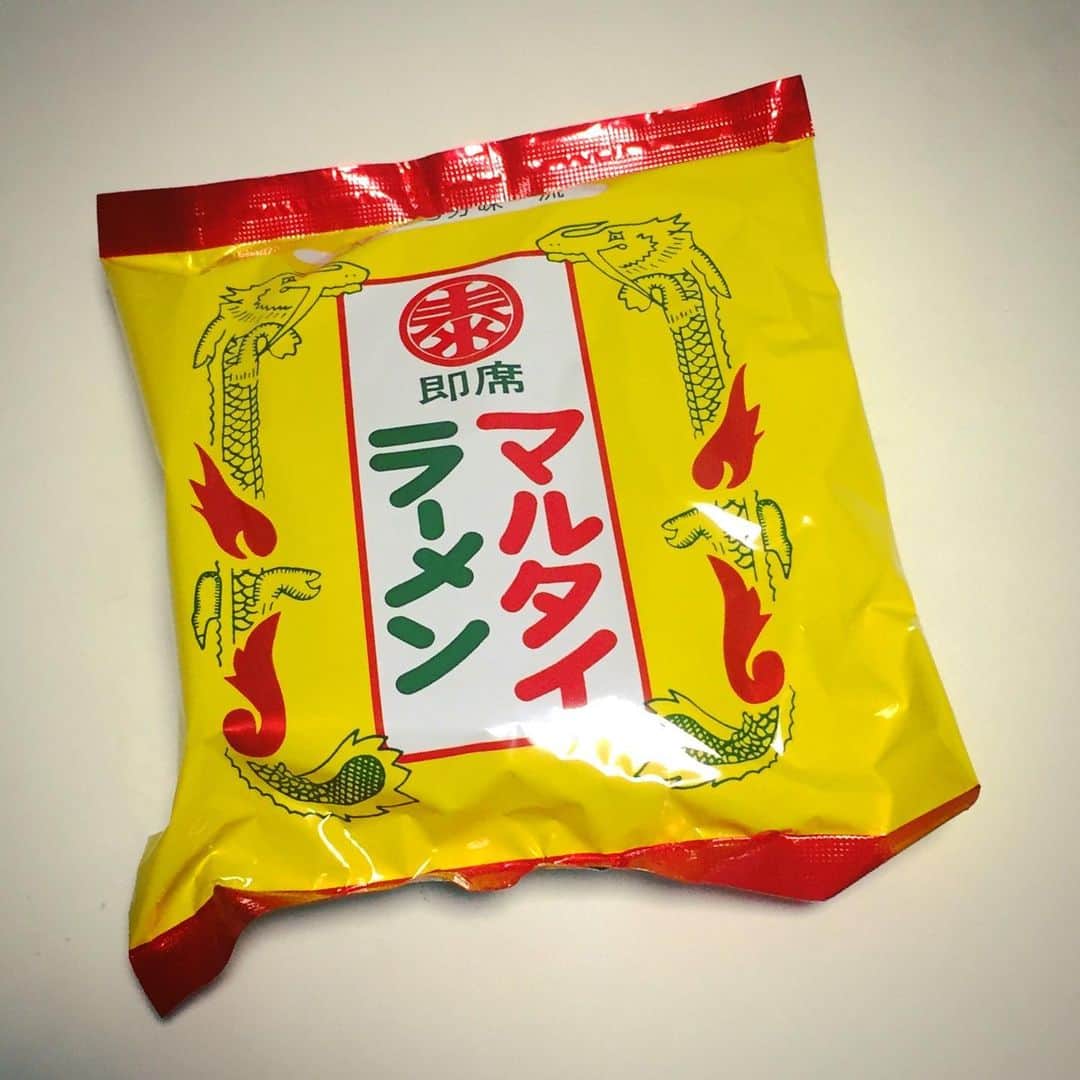 大岡源一郎のインスタグラム：「これ美味し〜。 . #あったかい味 #即席マルタイラーメン #ピーナッツチョコ3袋目」