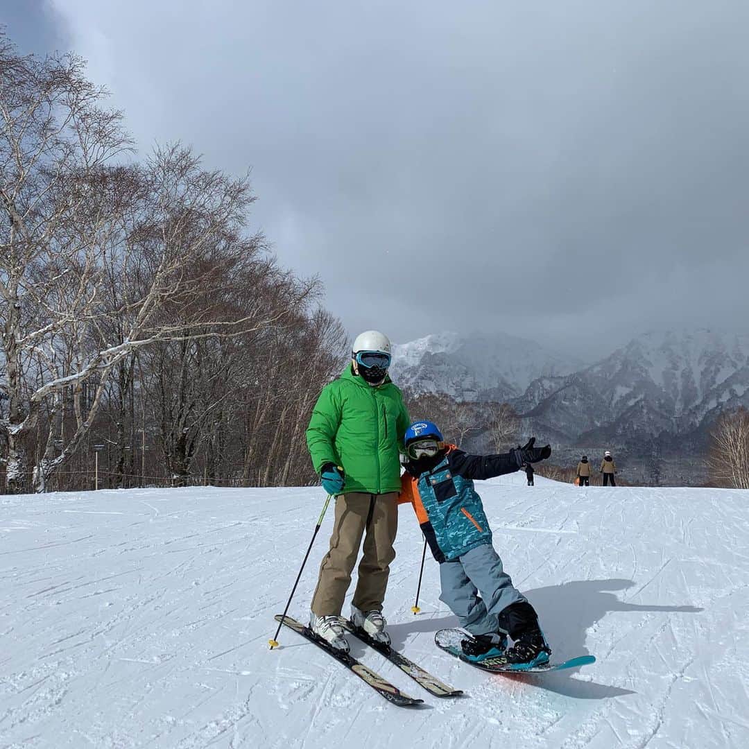 上田ユキエさんのインスタグラム写真 - (上田ユキエInstagram)「爺と孫。７９歳でも９歳スノーボーダーと滑れる父はカッコイイ。 #grandpa #grandson #skier #snowboarder #togakushi #nagano #japan @togakushiskifield_official」2月17日 18時10分 - yukie_ueda