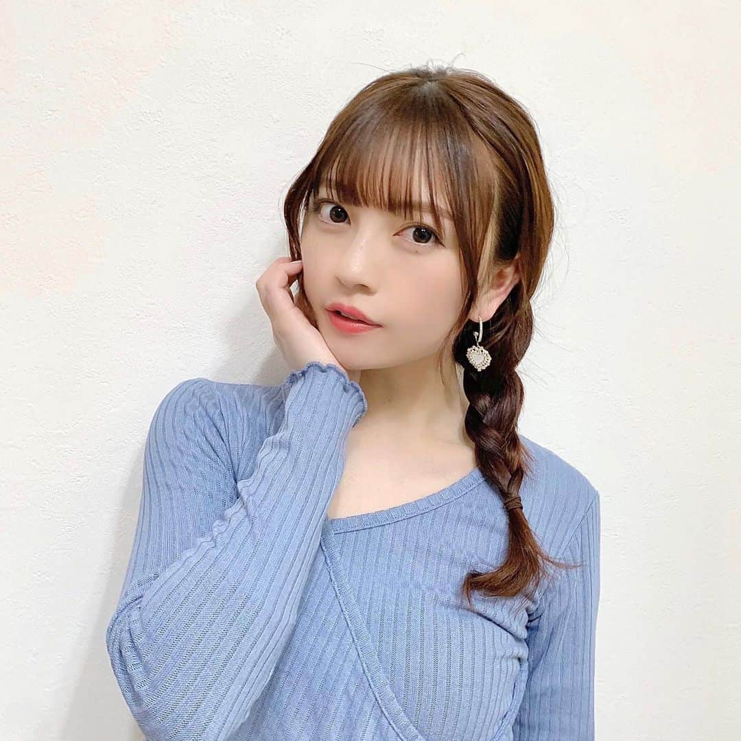 廣川奈々聖のインスタグラム：「最近は、なんだかドタバタしてて﻿ 時間が空くと眠くなっちゃう私です🐈🛁﻿ ﻿ ﻿ このピアス 揺れ方が可愛くていっぱいつけてる〜 とある場所に置いてきちゃってたんだけど帰ってきました良かった ߹꒳߹ 🤍 ﻿ ﻿ 暖かくなってきたから薄手の洋服も着れてうれしい ﻿ ﻿ #まとめ髪#サイドアレンジ#みつあみアレンジ#私服」