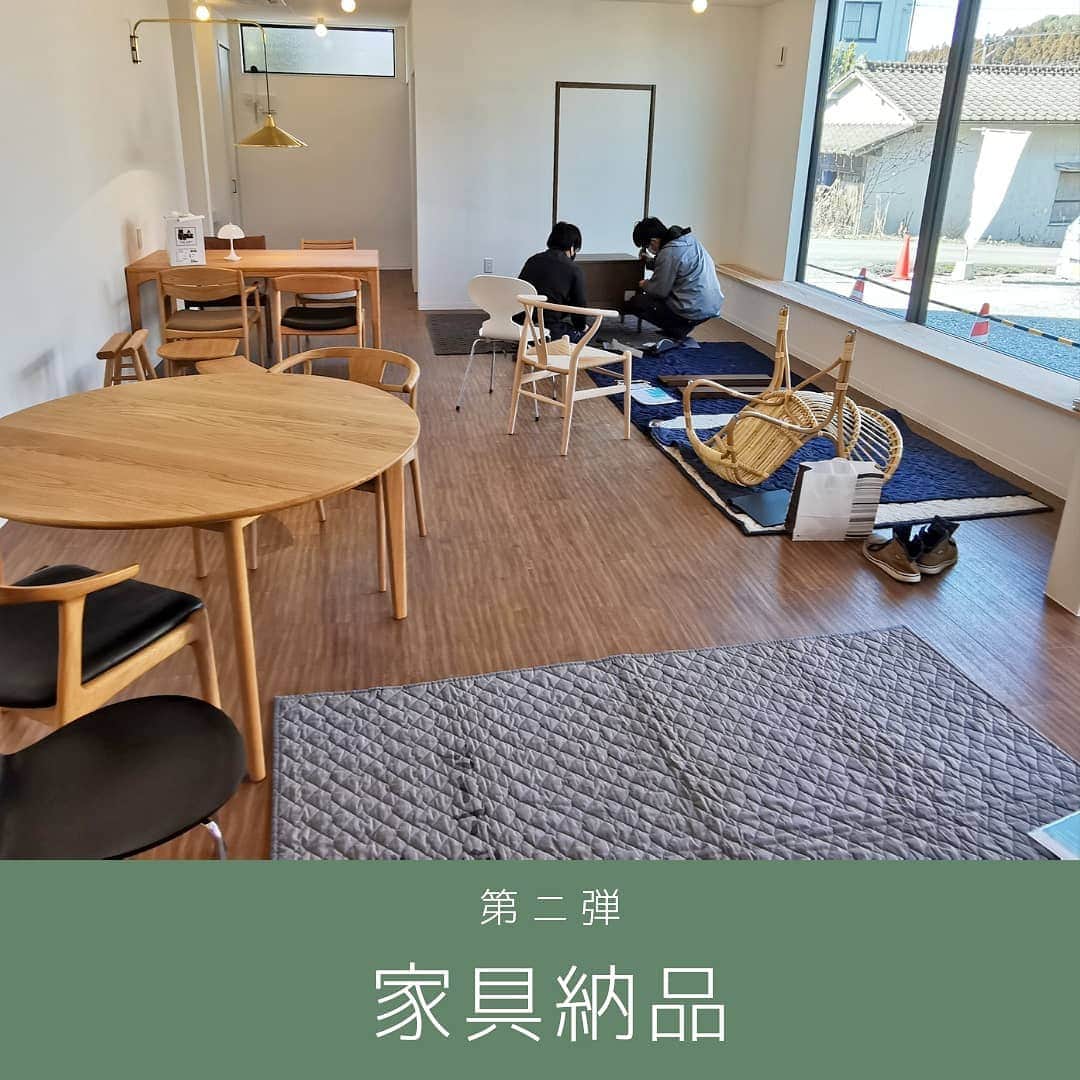 有限会社 稲葉製材住宅のインスタグラム：「家具の納品第二弾❗ まだまだ入荷予定でっせー🕺 ホンモノの家具はやっぱりいいーーー  #家具 #家具のある暮らし #後日紹介します #新事務所 #工務店 #家づくり #楽しい暮らし #環境に優しい家づくり #新築 #リフォーム #リノベーション #熊本 #玉名 #山鹿 #稲葉製材住宅 #イナバ  家族の未来、地球の未来を考えた家づくり 施工対応エリア 玉名、山鹿、荒尾、熊本市 県北メイン」