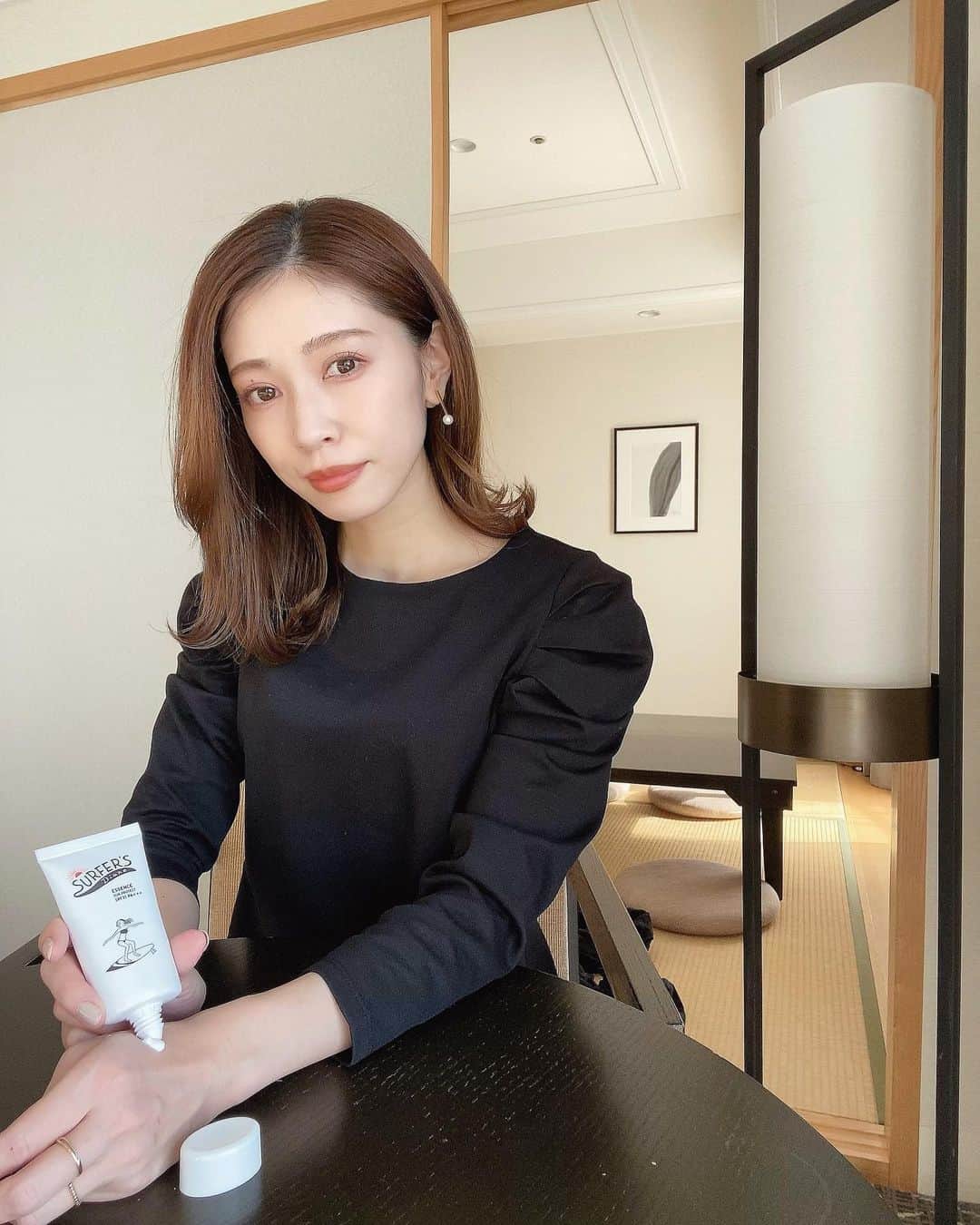石黒美帆のインスタグラム：「*﻿ 最近人に会わない日は﻿ 出かける時もマスクの下に日焼け止めを塗って、眉を描いて終わり☀️﻿ ワンマイルメイクにすっかり慣れました ◡̈﻿ ﻿ ﻿ この『ノンケミカルUVエッセンス SPF31 PA+++』は敏感肌でも使えるノンケミカル処方で、水では落ちにくいけど石鹸で落ちるってところが素晴らしくて🥺🙌﻿ ﻿ ﻿ これから日差しが強くなったら身体にも使いたいなーと思っていますが、白浮きしないところ、ノンケミカルで海を汚さない🐠というところもお気に入りです✨﻿ 日焼け止め特有のニオイもないので、日焼け止めのニオイが苦手という方にもオススメ🤍﻿ ﻿ ﻿ マツモトキヨシとココカラファインで購入出来ます🙆‍♀️﻿ ﻿ ﻿ #サーファーズダイアン #日焼け止め #日焼け止めクリーム #ノンケミカル処方 #ノンケミカル日焼け止め#ノンケミカルUV #敏感肌 #化粧下地 #ワンマイルメイク #PR」