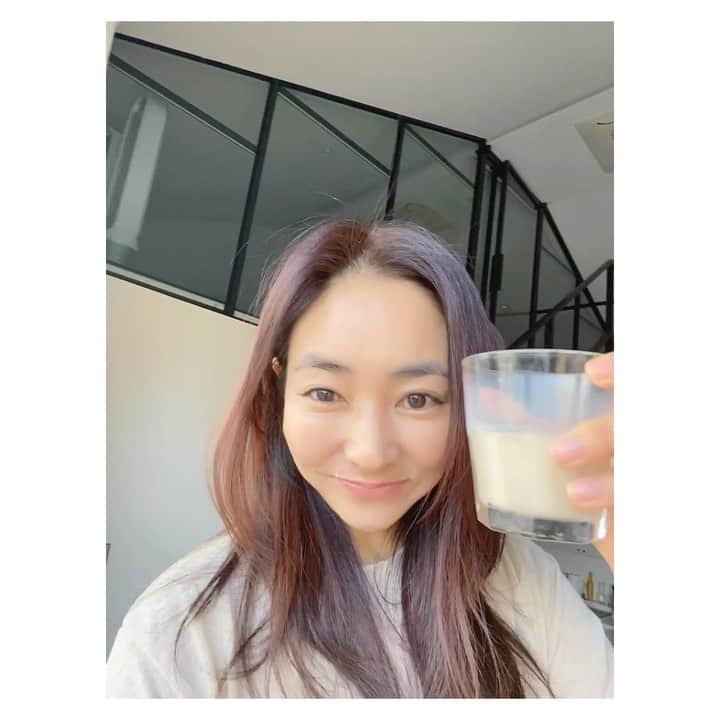 チン・ジェヨンのインスタグラム：「[커밍순 #cont_공동구매 ] . 리얼뤼~ 제가 요즘 치아때매  스프라우드에 빵을적셔 목숨을연장하고있다는 웃픈현실 😂🤧. 몸에좋아도 맛이없으면 오픈안하는거아시죠. 저는, 일반두유는 저한테 좀 달거든요.  시중. 넛밀크에 실패하신분들도  계속드시면 정말 딴거못드실꺼예요.  보통 귀리나, 대두로만든 제품들은많은데  스프라우드는 완두콩두유라 알러지걱정이없어요.  임산부. 유당불내증걱정없이  우유못드시는분들도 드세요.  . 👋🏻드디어. 스프라우드 내일만나는데요.  혼합구성은 정말 빠른찜하세요.  4가지맛을 한번에 보실수있는 혼합구성은 본사에서도 정말안된다고하셔서, 첫오픈 이번만구성일지도 몰라요.  맛이 4가지라 입고수량이 조금씩달라요. 혼합이 먼저 품절될수있으니, 내일 꼭 빠른찜해주세용.  (라떼좋아하시는분들은 바리스타 추천) . 🥛쉐킷 쉐킷! 드시기 전 충분히 흔들어드세요! *개봉전 실온보관 /개봉후 냉장보관 이번입고 제품유효기간은, 오리지널,바리스타21. 11 /  언스윗, 초콜릿21.09 넉넉합니다.  . ⬛️ 구매전 Check 스프라우드는 1회 2box까지구매가능해요.  포장박스가 한박스에  최대 2박스까지 들어가며 2박스 이상시에는 제품이터지거나 무게가 많이나가 배송에위험이 있다고해요.  그래서, 3box~4box 구매시 합포장이될수없어,  2박스 이상구매시 어차피 추가송장이나와  차등 배송비가 붙어요.  ex) 2박스는 기본배송료 3,000원 ex) 3박스-4박스 기본배송료 6,000원 ex) 5박스-6박스 기본배송료 9,000원  *제주.도서산간 3,000원 추가 . 🏷내일. 오전11시만나요. *23일부터 순차발송시작되어요. . #콘티✖️스프라우드 (18-21) #진재영_ucc @besproud  @con.t_commerce  . .」