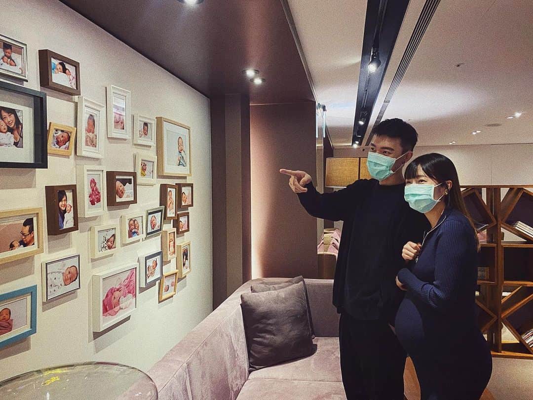 Dewi Chienのインスタグラム：「🤰🏻 大家都說生產完最重要的就是 「月子中心」🍼  身為新手媽媽，整個孕期真的是從頭忙到尾，關於這題，聽很多身邊的人推薦，也上網做了很多功課，最後終於找到舒適又滿意的 @infantjoy311 ！符合我們採光好、交通便利、餐點多樣性、醫療專業度高，面對疫情在管控上也相對嚴格！  另外房間的環境也是💯看了就好想躺下去睡覺哈哈哈（之後再跟你們分享內裝），還有一對一的產前課程，原本跟賴先生都怕下班去會不會上到睡著⋯結果沒想到超級好玩！從產兆、哺乳、抱寶寶到換尿布等等，在初期會碰到的任何問題都用很生動的1:1模型來讓我們親身體驗，更期待寶寶的來臨了～入住倒數計時開始！  #新嬰悅產後護理之家 #一對一產前課程👍🏼」