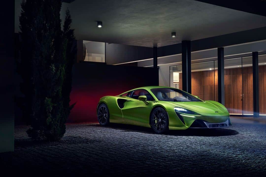 McLaren Automotiveのインスタグラム：「The Artura blends thrilling, class-leading performance, dynamics and driver-engagement.   Today, we unveiled our all-new, next-generation Hybrid supercar - if you haven't seen Artura yet, you can still get up to speed on the following link: https://cars.mclaren.com/gb-en/artura  #McLarenArtura​」