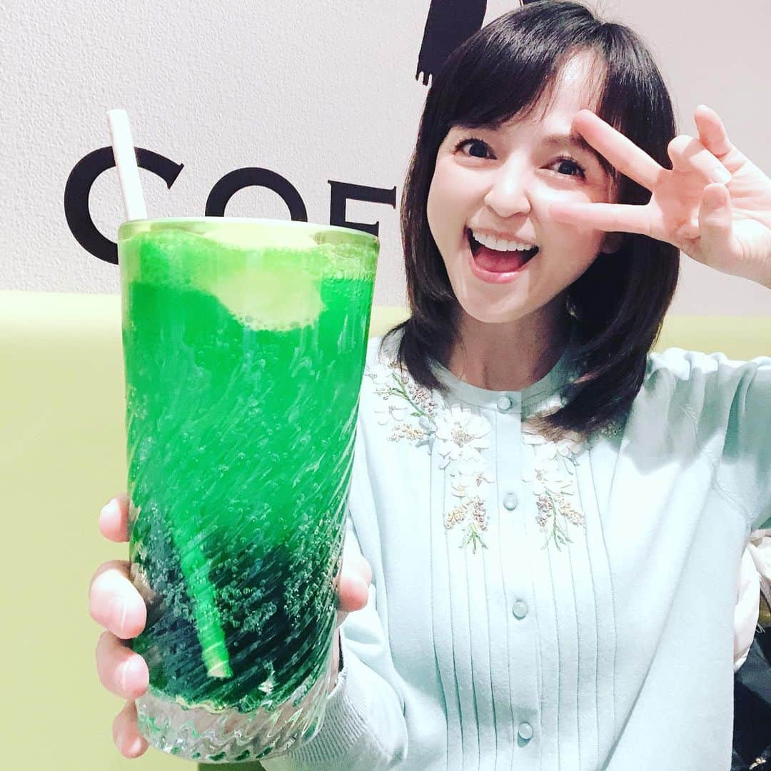 いとうまい子さんのインスタグラム写真 - (いとうまい子Instagram)「10年以上振りに飲んだクリームソーダがビッグ過ぎてビックリ‼️ #クリームソーダ #超BIG #いとうまい子」2月17日 18時25分 - maimai818