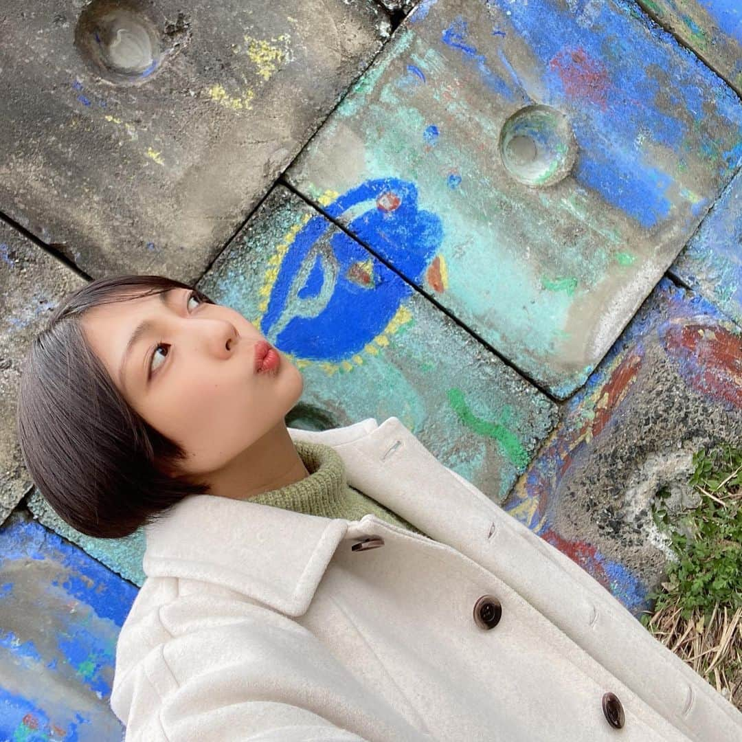 麻倉まりなさんのインスタグラム写真 - (麻倉まりなInstagram)「♡ . . 今日もお疲れのあなたに . 間違えて魚のお尻にちゅーしちゃう 麻倉さんを置いておきますねっ✨ . . . 今日も君は 生きてるだけで偉いんだから ちょっと上手くいかなくても大丈夫！！ . . . ゆっくり休んでまた明日頑張ろうね〜☺️💓 . . . . . love #photo #ınstagood #photooftheday #follow #me #TagsForLikes #model #좋아요 #팔로우 #youtube #singer #japanese #idol #japanesegirl #おうち時間 #jepang #seksi #泳衣 #グラビア  #👙 #gravure #gravureid#idol #japaneseidol #グラビアアイドル  #偶像 #インスタグラビア #麻倉まりな #AsakuraMarin」2月17日 18時26分 - marina_asakura