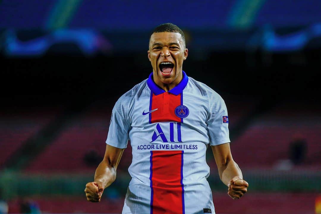 ルモンドのインスタグラム：「« Jamais dans la vie je vais me cacher. » Au micro de RMC Sport, Kylian Mbappé a lâché cette phrase, mardi 16 février, après la victoire 4-1 de son Paris-Saint-Germain à Barcelone. Sans le début d’un sourire, il l’a juste prononcé entre quelques mots de circonstances pour louer son nouvel entraîneur (Mauricio Pochettino) « et son merveilleux travail » ou rappeler l’existence d’un match retour ; ce qui n’est jamais tout à fait anodin dans un huitième de finale aller entre le Paris-Saint-Germain et le FC Barcelone en Ligue des champions.⁣ Tout Mbappé est ici résumé. Quand un procès en stagnation se profile après trois matchs sans marquer pour le meilleur buteur de la Ligue 1 – parce que l’époque juge vite et souvent à charge – l’attaquant répond sur le terrain avec deux qualités indispensables à ceux prétendant laisser une trace dans leur sport : le talent et l’orgueil. Un triplé sur la pelouse d’un Camp Nou, même devant ses 99 000 sièges vides, vous classe votre joueur. Et plutôt très haut.⁣ -⁣ Kylian Mbappé (@k.mbappe) célèbre son 3e but contre Barcelone, le 16 février 2021. Photo : Joan Monfort / AP (@apnews)⁣ -⁣ #football #sport」