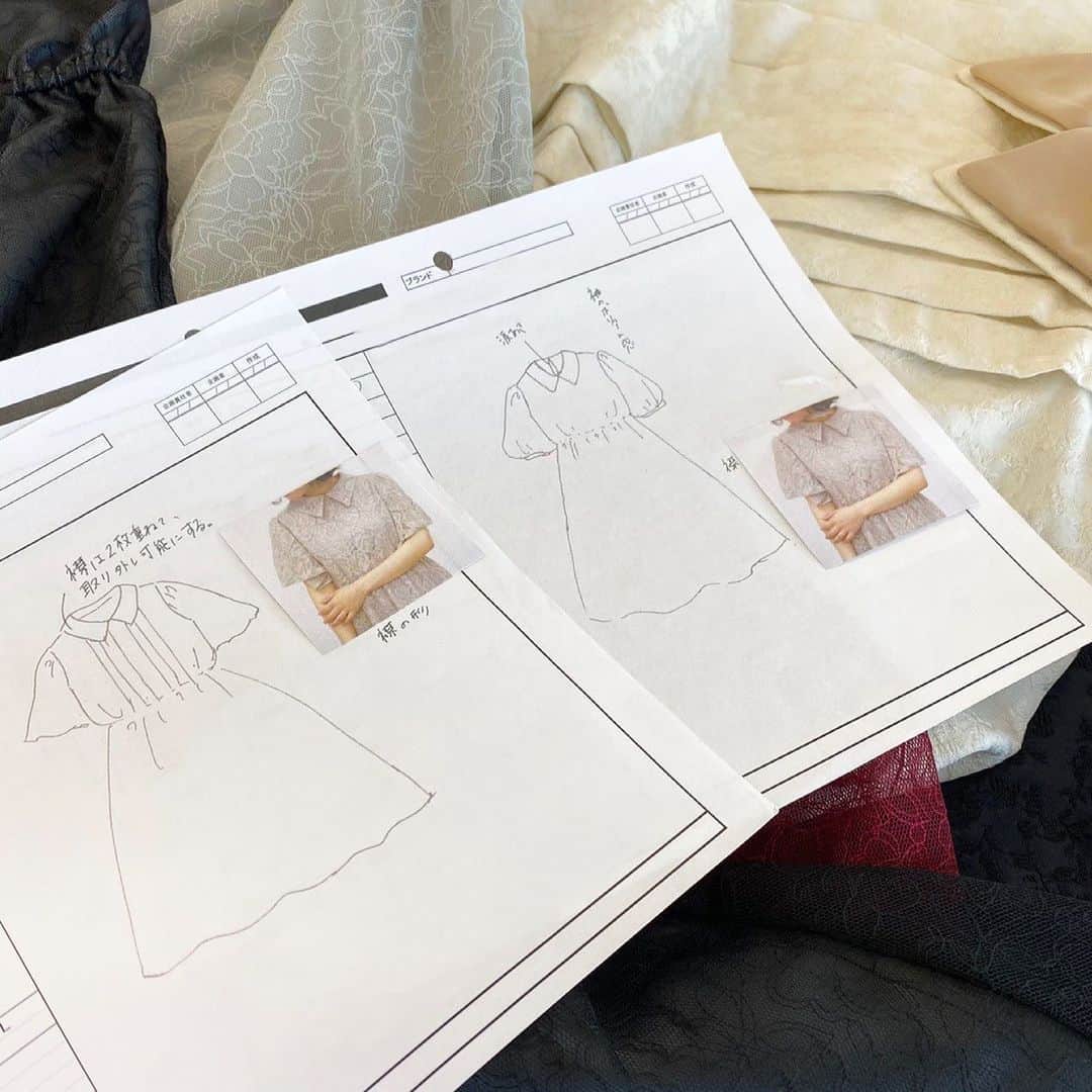 LEBECCA boutique Vintageのインスタグラム：「.﻿ 「私たちのデザインのお話し」②﻿ ﻿ ①に続いてデザインポイントをご説明します。次は、ジャガード素材の【私たちとのワンピース】。﻿ ﻿ このワンピースの最大のポイントは、レース生地と同じく、やはり職人の技術が光るmade in Japanの生地。上品な光沢が感じられる上質なものを採用しています。﻿ ﻿ ワンピース全体にこの生地を贅沢に使用している一着ですが、決して派手ではなく、品のある仕上がりになるよう意識して制作しました。﻿ ﻿ こちらも、ベースとしているのは「私たちのワンピース」。その特徴的なデザインであった三角襟とタックを受け継ぐ形を選びました。﻿ ﻿ そして、この愛らしい襟は二枚重ねになっており、なんと取り外しまで可能なんです。その日の気分や行く場所に合わせて、配色デザインとワンカラーの2パターンの着こなしをお楽しみいただけます。﻿ ﻿ この特別な襟の仕様は、私一人でデザインをしていたら思いつかなかったので、お客さまとアップデートした【私たちとのワンピース】ならではだなぁと思っています。﻿ ﻿ ﻿ ﻿ LEBECCA boutique デザイナー﻿ 小嶋 菜々子（ @nn1011c ）﻿ ﻿ ﻿ #私たちとのワンピース﻿ #LEBECCAboutique」