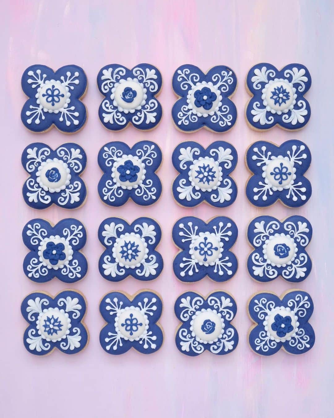 KUNIKAさんのインスタグラム写真 - (KUNIKAInstagram)「Navy blue & white embroidery mini cookies 🌌  #artofkunika」2月17日 18時31分 - _kunika_