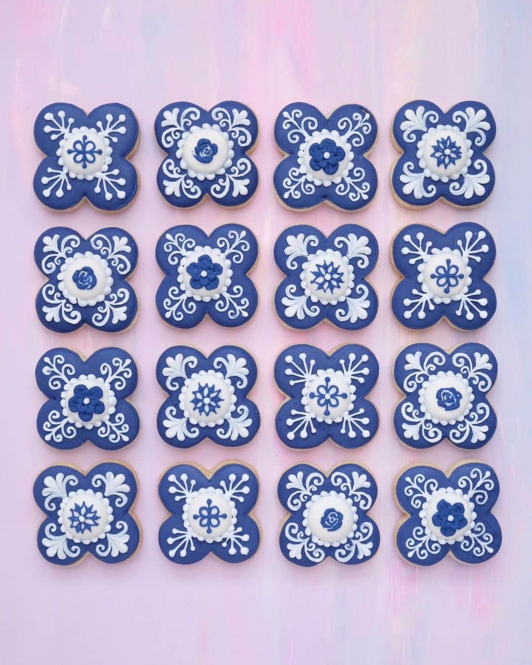 KUNIKAのインスタグラム：「Navy blue & white embroidery mini cookies 🌌  #artofkunika」