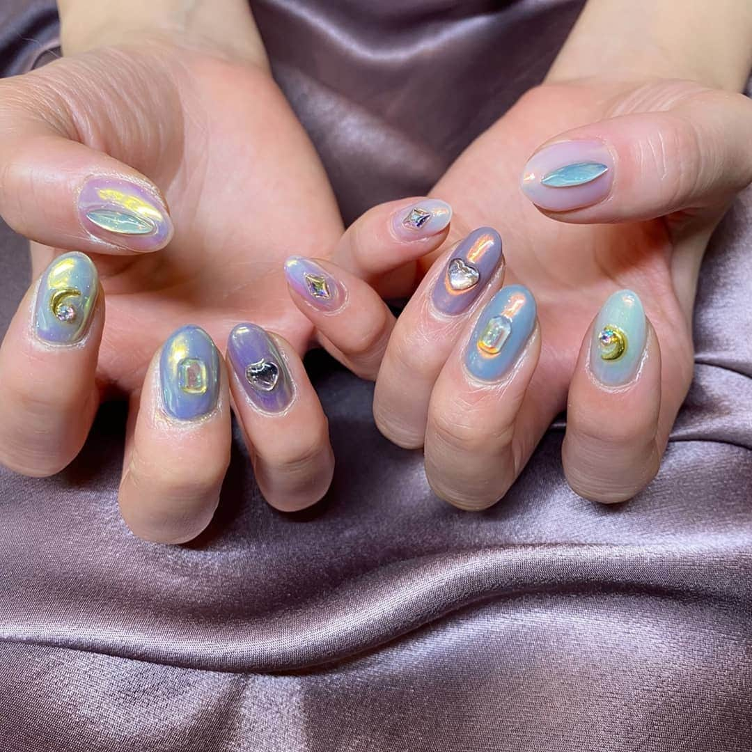 滝沢杏弥さんのインスタグラム写真 - (滝沢杏弥Instagram)「New nail🌼 プライベートサロンでお任せで💅 セーラームーンみたいで可愛い感じに🌜 前回も派手な感じのサテンネイルでした。 #nails#サテンネイル#韓国ネイル#ネイル」2月17日 18時35分 - aya_takizawa_