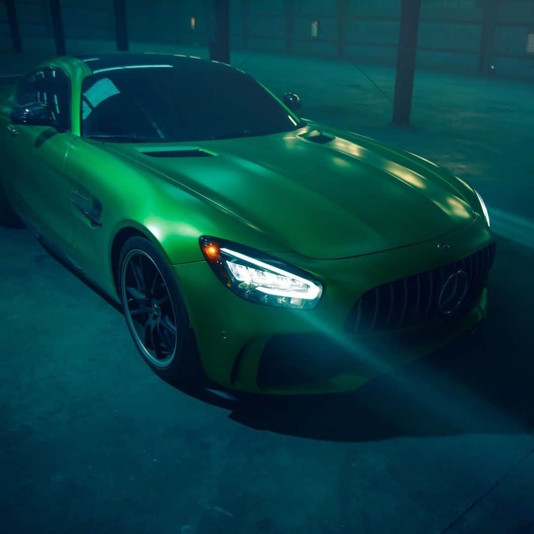 Mercedes AMGのインスタグラム：「[Kraftstoffverbrauch kombiniert: 13,1 l/100 km  CO₂-Emissionen kombiniert: 299 g/km  amg4.me/efficiency-statement  Mercedes-AMG GT R Coupé]  Low lights, high performance.   📷 #MBphotopass by @matthewjonesphoto for @mercedesbenzusa   #MercedesAMG #AMG #DrivingPerformance #GTR」