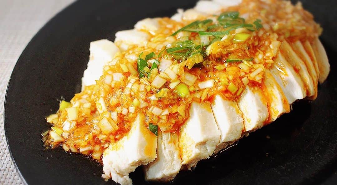 川島章良のインスタグラム：「. . .  あと一品お酒のおつまみやピリ辛のダイエット向きな食べ物たべたいときにいいですよ。  今回は『簡単よだれ鶏』をつくりました。  材料も少なくってレンジでできちゃうのでいいですよー。  【▼材料】 □鶏胸肉・・・３５０g □長ネギ・・・１本 □砂糖・・・小さじ１ □お酒・・・大さじ１ □生姜・・・小さじ１ □醤油・・・大さじ１ □ニンニク・・・小さじ１ □鶏ガラスープ・・・小さじ１/２ □ラー油・・・大さじ１と１/２  作り方はYouTubeの  はんにゃ川島のほんわかレシピを見てください。  プロフィールからもとべますよ。  #はんにゃ川島 #ほんわかレシピ #よだれ鶏  #鶏肉 #簡単レシピ  #レンジ #時短レシピ」