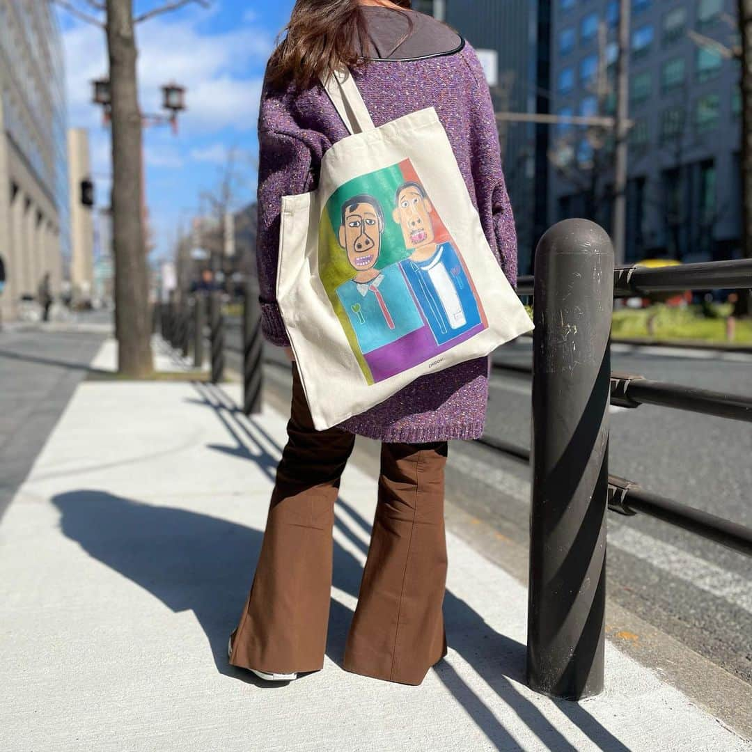 ASOKO ZAKKA STOREのインスタグラム：「〜DARE?×ASOKO〜﻿ ﻿ 「ASOKO de YOSHIMOTO」﻿ ﻿ ﻿ よしもと芸人とASOKOのコラボレーションアイテムたち。﻿ アパレルブランド「DARE?」のアーティストAckeyさんに今田耕司、千鳥、NON STYLE、東野幸治の4組の肖像画を書き下ろしていただきました。﻿ ﻿ ﻿ ﻿ ーーーー「DARE?」とは﻿ 吉本興業ホールディングス株式会社と​株式会社ヘラルボニーでプロデュースした新しいアパレルブランド​。アーティストたちが、自分の視点から人気芸人の肖像画を描き、その個性のある作品たちを、商品化するアパレルブランドだ。 記念すべき第一回のアーティストは、京都の福祉施設「Swing」「アトリエやっほぅ!!」から。 本ブランドは、障がいのあるアーティストの優れた才能や能力を改めて、その アート作品をアパレル商品として社会に発信することで、活躍の場を創出しアーティスト自身が自立した社会生活を営むことを目指す。﻿ ﻿ ﻿ ﻿ ーーーー「Ackey」さん﻿ 一心不乱に迷いなく描いているかと思いきや、来客時にはすかさずお茶入れをはじめたり、創作姿勢は至って柔軟。人当たりのいい性格と「忘れる」という特技により、同じ人に「はじめまして！」の挨拶を何度もしがち。絵を描くことは「3番目くらい」に好きな仕事らしく、割と順位は低い。﻿ ﻿ ﻿ ﻿ ■トートバッグ　税込¥770﻿ ﻿ ﻿ 店頭では4組のサインも掲示中です💌﻿ ﻿ ﻿ そのほかにもマグカップや巾着などをご用意しており、﻿ 全国のASOKO、およびパルクローゼットにて販売中！！﻿ 是非この機会に、チェックしてください。﻿ ﻿ ﻿ #吉本﻿ #吉本芸人﻿ #吉本興業﻿ #NONSTYLE﻿ #ノンスタ﻿ #ノンスタ石田﻿ #ノンスタ井上﻿ #千鳥﻿ #ノブ﻿ #大悟﻿ #今田耕司﻿ #東野幸治﻿ #DARE﻿ #ASOKO﻿ #トートバッグ﻿ #ポーチ﻿ #芸人﻿ #よしもと」