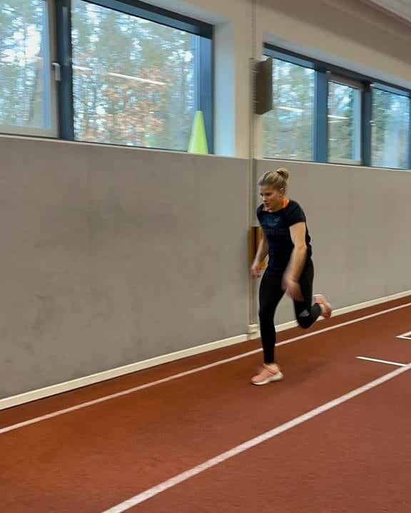 エリザベト・ザイツさんのインスタグラム写真 - (エリザベト・ザイツInstagram)「Beim dieswöchigen Trainingslager des Nationalteams haben wir neben unseren 2 Trainingseinheiten/Tag auch unsere Sportmedizinische Untersuchung, Ausdauer-, Kraft- und Sprinttests🏃‍♀️🥵. Am Samstag schließen wir unser Trainingslager mit einem psychologischen Test ab , bevor es wieder nach Hause geht.  #nationaltrainingcamp 🇩🇪 #nationalteam #teamgermany #test #gymnastics #hardwork  @spitzensport_bundeswehr」2月17日 18時50分 - seitzeli