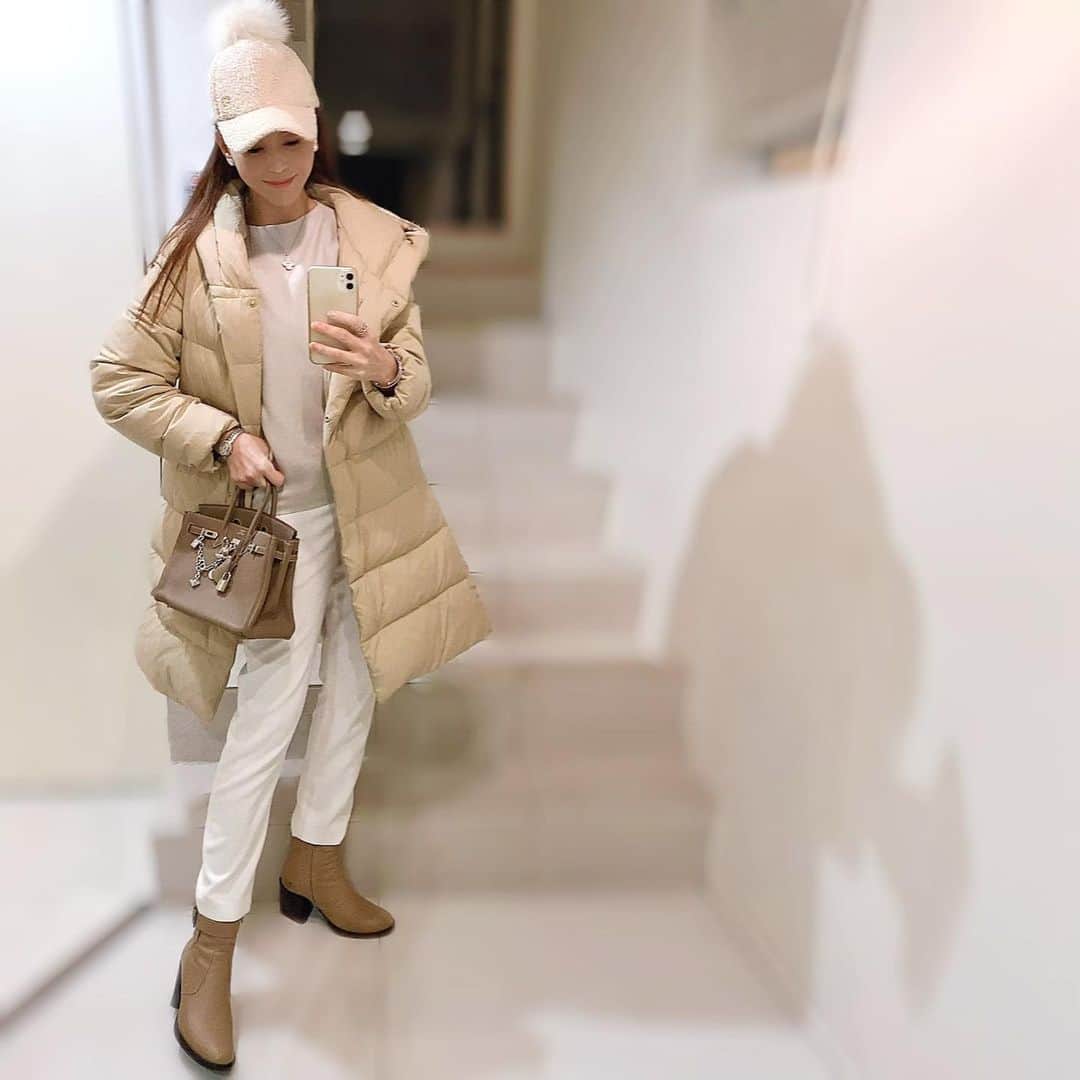 麻美さんのインスタグラム写真 - (麻美Instagram)「色んな色の服着るけど なんだかんだ ベージュが好きかも⁉️ ． #ootd #fashion  #cordinate  #theory #plst #helmutlang  #hermès」2月17日 18時49分 - mami0s