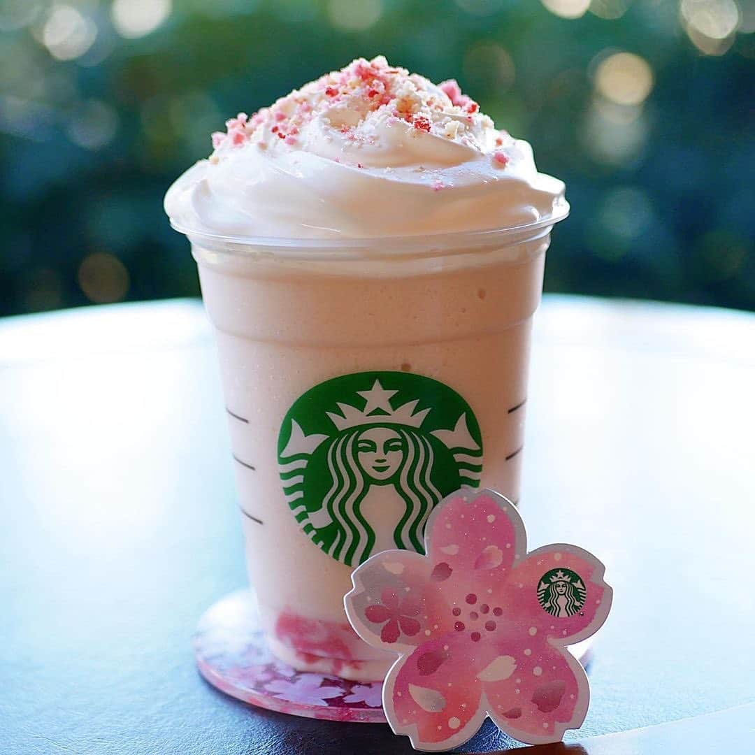 Locariのインスタグラム：「🌸スターバックスSAKURAシーズン🌸﻿ 2021年2月15日発売﻿ さくらふわり ベリー フラペチーノ®Tall ¥590﻿(税抜) ﻿ @chocolat_dot さんの投稿をご紹介します✎﻿  𓂃𓂂 𓈒♥︎︎𓈒𓏸*﻿ ﻿ ﻿ ふわり。𓂃 𓈒❀﻿ ﻿ ﻿ ことしの桜はラズベリーパンナコッタ入り﻿ ﻿ チュルンとしたのどごしで軽やかに﻿ ﻿ 春を感じるフラペチーノ﻿ ﻿ ﻿ ふわふわしたトッピングも﻿ ﻿ 桜みたいに見えてかわいい﻿ ﻿ ﻿ 𓎰 さくらふわり ベリー フラペチーノ﻿ ﻿ ☑︎ 豆乳に変更﻿ ☑︎ エクストラホイップ﻿ ﻿ ﻿ さくら感は弱めで すっきり飲みやすい感じです ෆ⃛﻿ ﻿ ﻿ ┈ ┈ ┈ ┈ ┈ ┈ ┈ ┈ ┈ ┈ ┈ ┈ ┈ ┈ ┈ ┈ ┈ ┈﻿ ﻿ #スタバ#スターバックス#スターバックスコーヒー#スタバ好き#starbucks#starbuckscoffee﻿ #スタバ新作 #スタバカスタム ﻿ #sakura #スタバさくら ﻿ #さくらプロモーション ﻿ #さくらフラペチーノ ﻿ #さくらふわりベリーフラペチーノ」