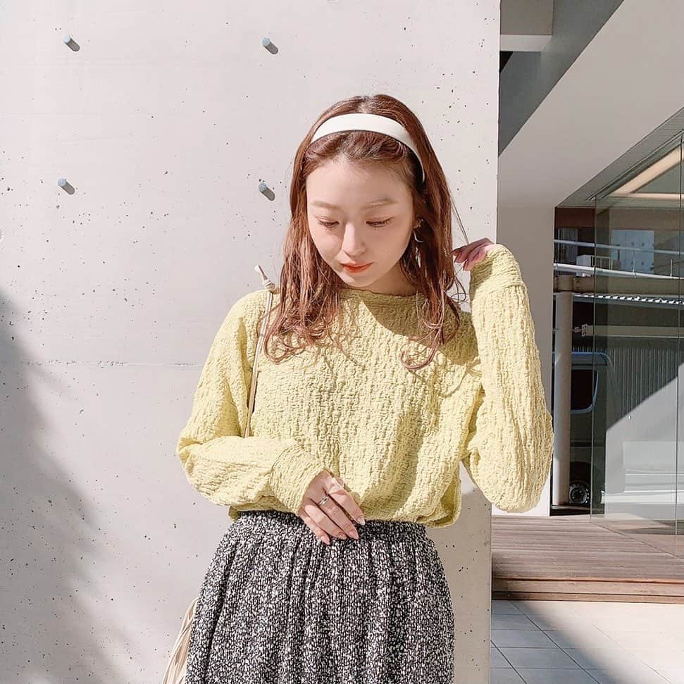 Vannie Officialのインスタグラム：「☑︎02/17 12:00発売開始！  【しゅわしゅわアイスロンT】¥2,500+tax   素材感で一味違ったワタシの春スタイルを…♡   《styling》 アイスクリームのようなまろやか春カラー×しゅわしゅわ素材がお洒落カワイイ！！ シンプルな形のトップスも、素材感が変わるだけで可愛さがUP♪ 少しの透け感もヘルシーさがじゅわっと出て、着るだけでさりげないオンナっぽスタイルの完成…♡ メインとしてもインナーとしても楽しめる着回しの効く1着です！   《detail》 柔らかい色合いと素材感が春らしさをぐっと引き出します♪ 首回りや肩回りは少し余裕を持たせ、程よい抜け感を… オーバーすぎないシルエットなので、キャミワンピのインナーなどにも着用可能です◎   《fabric》 柔らかく少し伸縮性があり、フィットしすぎないシルエット。 ※どちらのカラーも黒など色味が強いインナーを着用すると少し透け感が出ます。  ※詳しいお手入れ方法は商品タグをご参照ください。   #vannie_u#ヴァニーユー #ZOZOでしか買えない⠀⠀   お問い合わせはDMまでご連絡ください☺︎」
