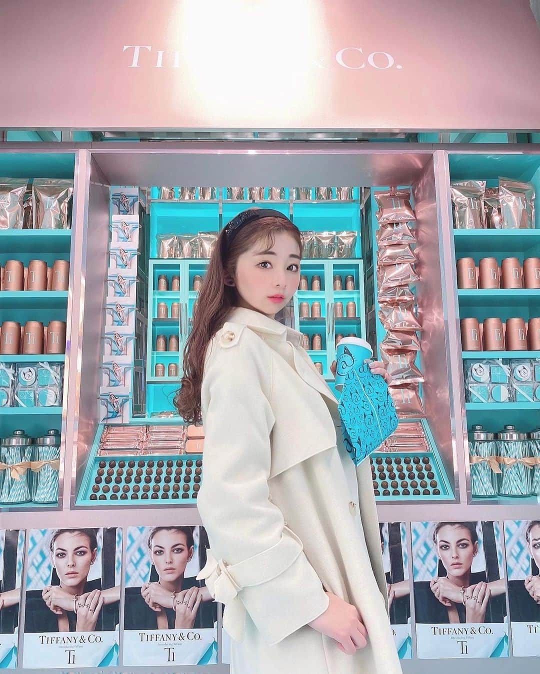 のインスタグラム：「. 美容院に行く前にテイクアウトで ティファニーカフェ💘🥡🌈 . この後ろの指輪は、、、💍🤫💕 ( 答えはまた後で載せるぅう ) . . #ティファニー #ティファニーカフェ #原宿カフェ #明治神宮前カフェ #キャットストリート #tiffany #原宿 #テイクアウト #東京カフェ #東京カフェ巡り #東京カフェ部」