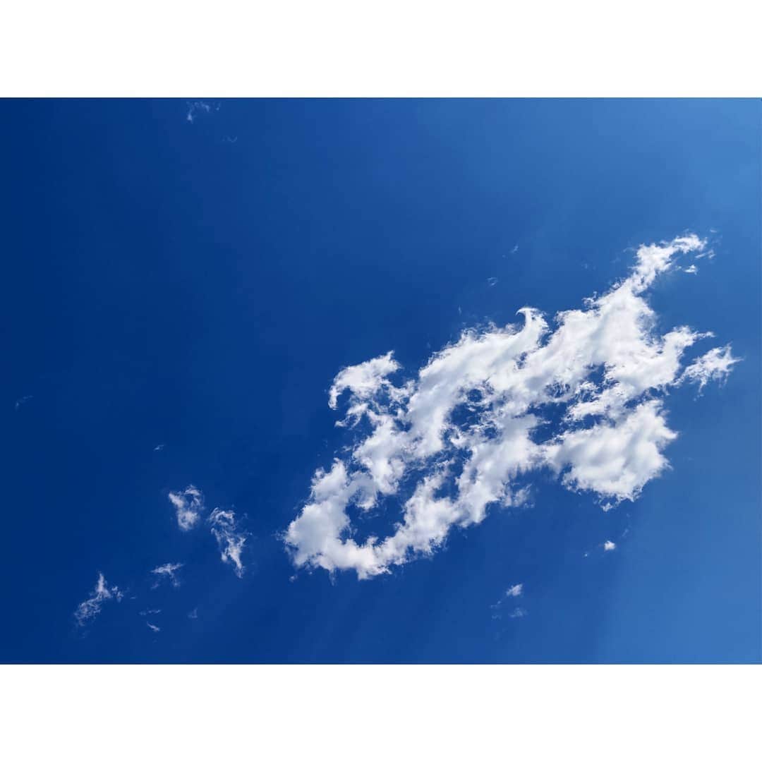 吉井怜のインスタグラム：「見上げた空が 海の上空を飛ぶ飛行機の窓から見た景色のようだった🌤  #今日の空」