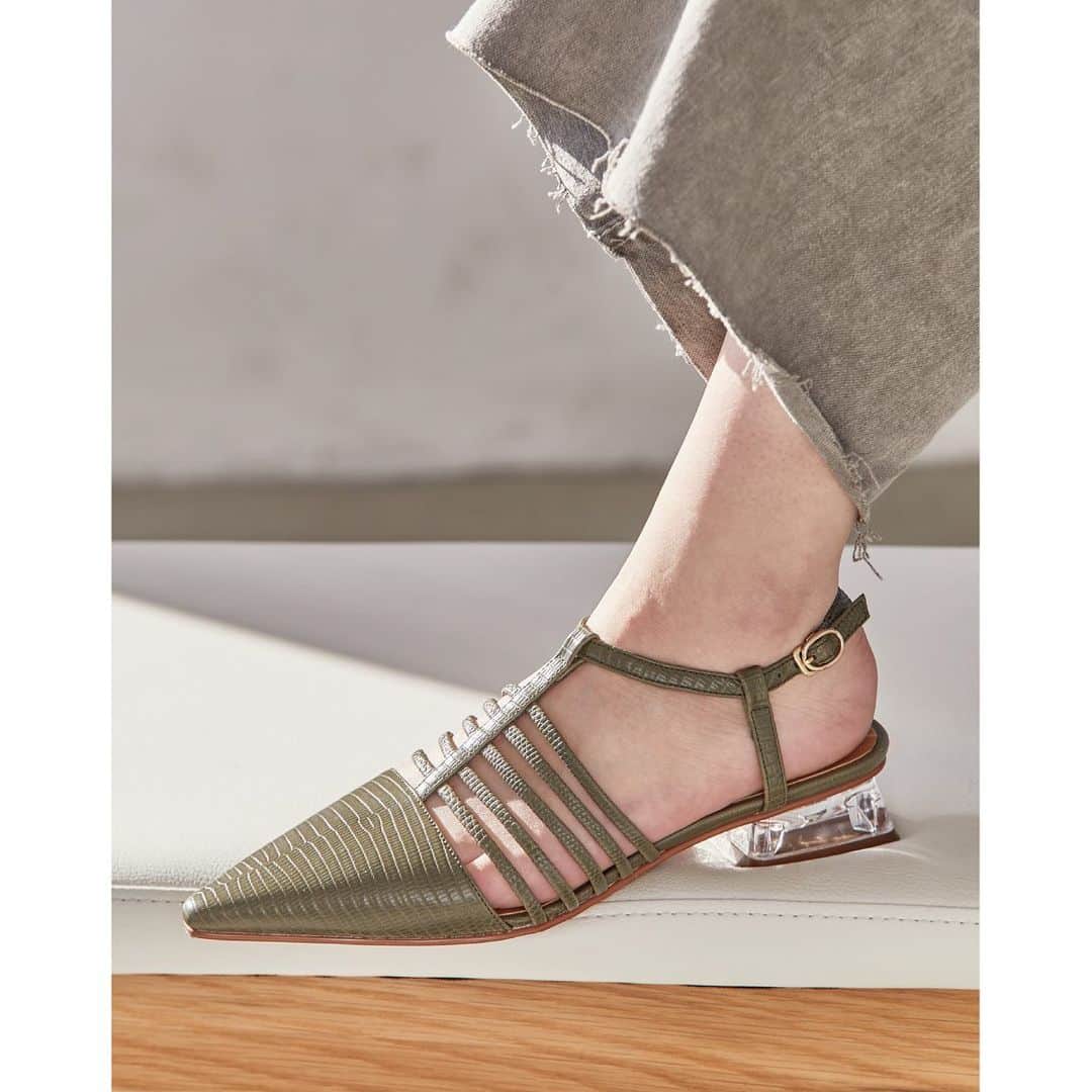 ベイビーピュアのインスタグラム：「Tストラップクリアヒールサンダル(IQ9506) ¥8,100+tax ・ 本日公式サイトに入荷したサンダル。クリアヒールにリザード素材を使用したアイテム。 ・  #EVOL#イーボル #21SS#SS21#SS#spring#summer #fashion#ファッション#shoes#靴#pumps#パンプス#sandals#サンダル#mule#ミュール#zozotown#ゾゾタウン」