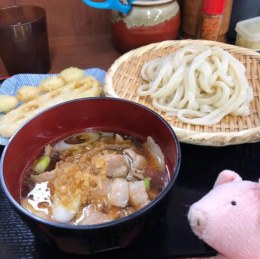 のインスタグラム：「#いわい で、豚肉ときのこのつけうどん。ざるうどんだとコシが強く感じる。お団子みたいなのは、にんにく串天。ほくほくでした。 #ぶたぶた #山崎ぶたぶた #矢崎存美 #十条 #ランチ #讃岐うどん」