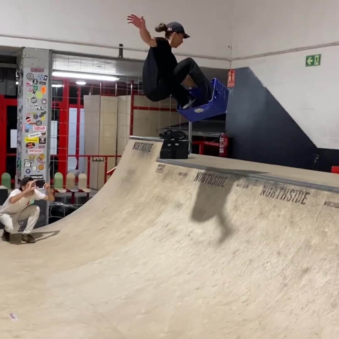 レッドブルのインスタグラム：「@danny_leon be brainstorming like: anything is a skateboard if you truly believe ✍️💡  🎥: @k_malczuk #redbull #givesyouwiiings #skate #skateboarding #skatelife」