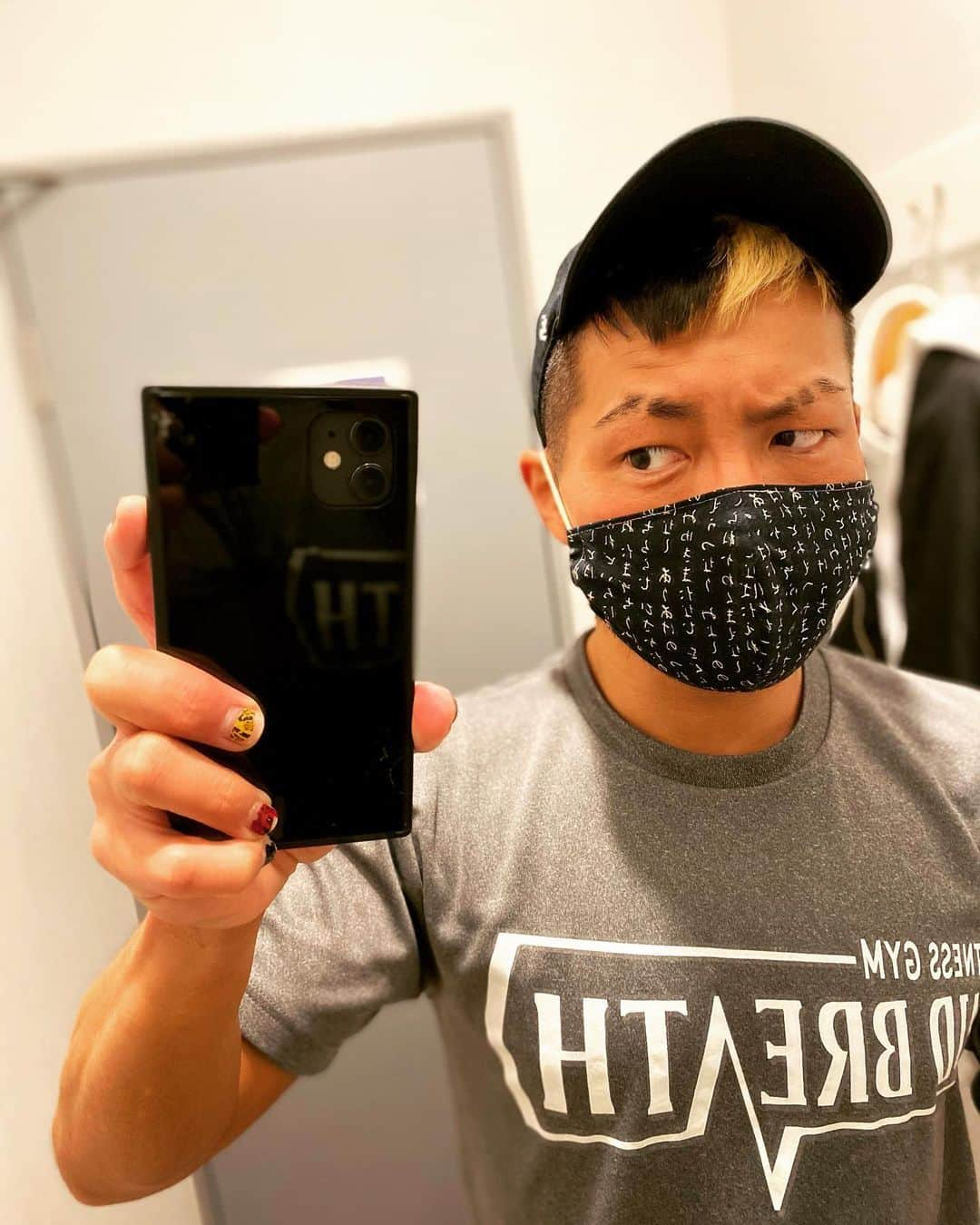 Kzyのインスタグラム：「#workout #anytimefitness  #筋トレ #ジム #マスク #マスク必須  #横須賀屋 #midbreath #neweracap   やべ、載せるものなくて更新してなかったぜ。#😅   #六畳間のピアノマン  #第2回 #優しい息子  #再放送 深夜にありますよ〜！ #📺  #出演回 #nhkドラマ #nhk   #dragongate #prowrestling #プロレスラー」