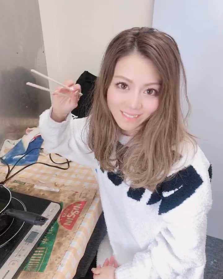 のインスタグラム：「自分で釣ったワカサギ(1つ前投稿)を小屋で天ぷらに〜💓😚 うんまぁ💓 まじビール買ってくればよかった〜！！🍺😂  #天ぷら塩 は東京の自宅から持参🏠 やる気まんまん✊笑  油はね怖くて近づけないタイプ笑  #ワカサギ#天ぷら#雪国#釣り#fishing#fishinggirl#fishingday#Smelt #流氷#網走#ウトロ#知床#道東#北海道#北海道旅行#旅行好き#旅行好き女子#網走湖#グルメ#グルメ女子#ワカサギ釣り #trip#travel#triplovers#travellover#japan_of_insta#japantravel」