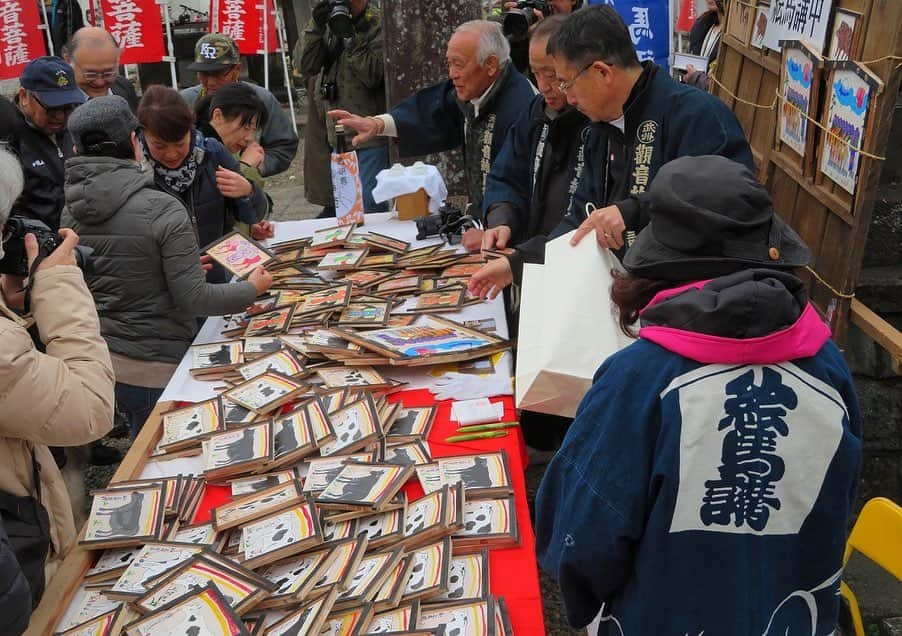 さいたまつりさんのインスタグラム写真 - (さいたまつりInstagram)「【🏮埼玉の祭りハイライト🏮 〜「馬頭観音の絵馬市」〜】 東松山市の妙安寺で行われる「馬頭観音の絵馬市」。 妙安寺の境内にある上岡観音は、馬頭観音としては関東地方随一と言われており、馬の守り観音として信仰を集めています🐎 　 参道に露店がズラリと並び、家内安全や交通安全にご利益があるとされる絵馬が境内に並びます！ 　 === 　 1枚目、2枚目の写真は、神事の様子。馬に関わりの深い農家や乗馬愛好家など、多くの人が会場に訪れます！ 　 3枚目、4枚目は絵馬がズラリと並んだ絵馬市の様子。馬や牛などが手描きされた数百枚もの絵馬が境内に並びます。 　 === 　 国の選択無形民俗文化財に指定された「馬頭観音の絵馬市」は、一度は訪れる価値があります！ 　 ＊＊＊ 　 2021年の「馬頭観音の絵馬市」は、新型コロナウイルス感染拡大防止のため縮小での開催となります。（お堂内での参拝はできません） 公式サイト　http://www.city.higashimatsuyama.lg.jp/…/2/1351819650555.ht… さいたまつりページ　https://www.saitamatsuri.jp/matsuri/batoukannon-ema/ #馬頭観音の絵馬市 #さいたまつり #埼玉 #saitama #saitamatsuri #japan #祭 #matsuri #festival」2月17日 18時52分 - saitamatsuri