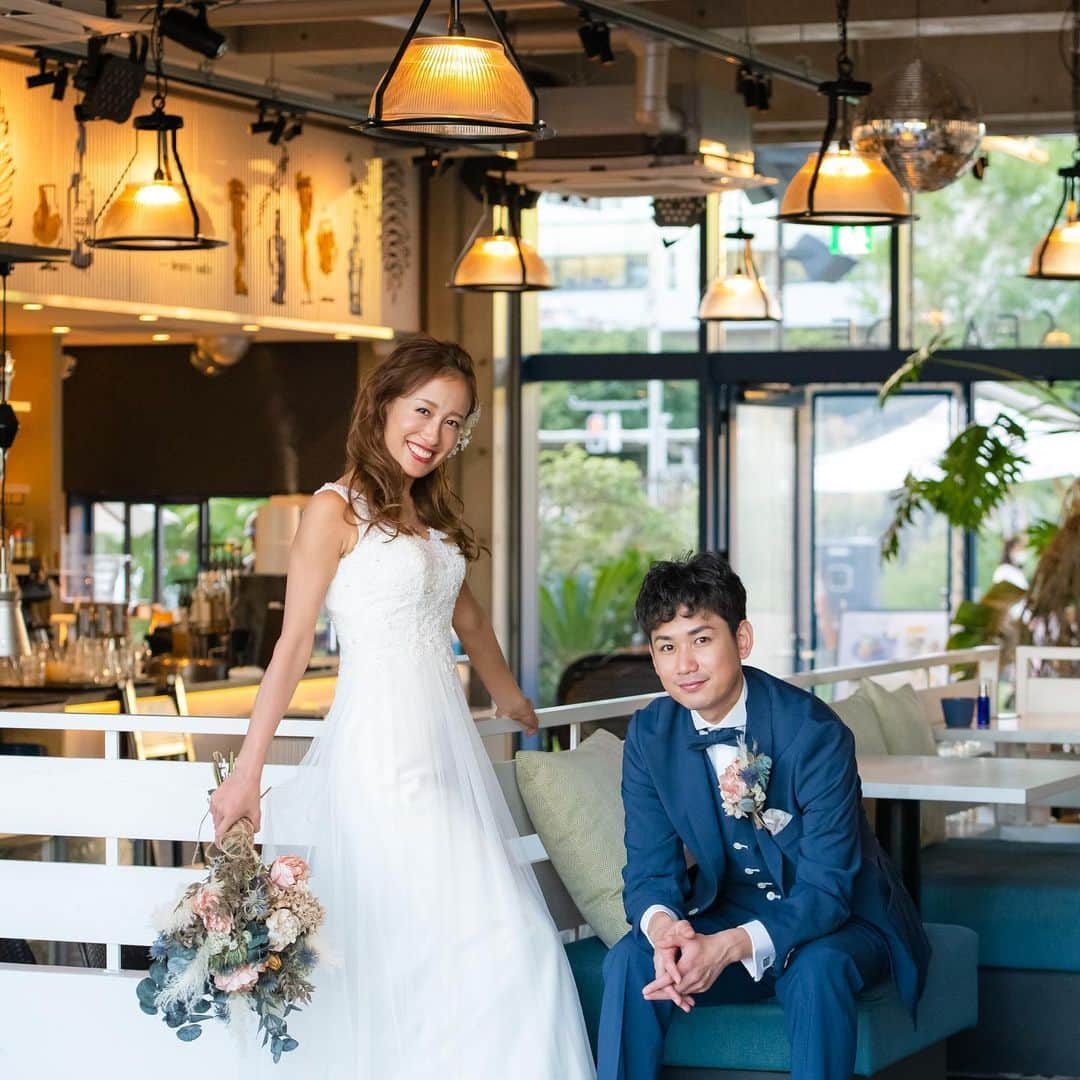 St.AQUA 東京の結婚式場 サンアクアチャペルのインスタグラム：「こんばんは🌟  本日は、提携会場「BESIDE SEASIDE」での1カット‼︎  おふたりの表情がとっても素敵🕊♡ 目の前にある芝生でもお写真が残せます‼︎  明日は気温が下がるそうなので お出かけの際は暖かい格好で🧥  @beside_seaside   #日の出 #レストラン #besideseaside  #イタリアンスパニッシュ  #海の見えるレストラン   #2021年婚 #2022年婚 #春婚 #夏婚 #秋婚 #冬婚  #前撮り #フォト  #結婚式 #ウェディング  #キリスト教 #人前式  #ドレス #タキシード  #東京 #港区 #竹芝 #お台場  #何気ない瞬間を残したい  #幸せのお手伝い #お任せください」