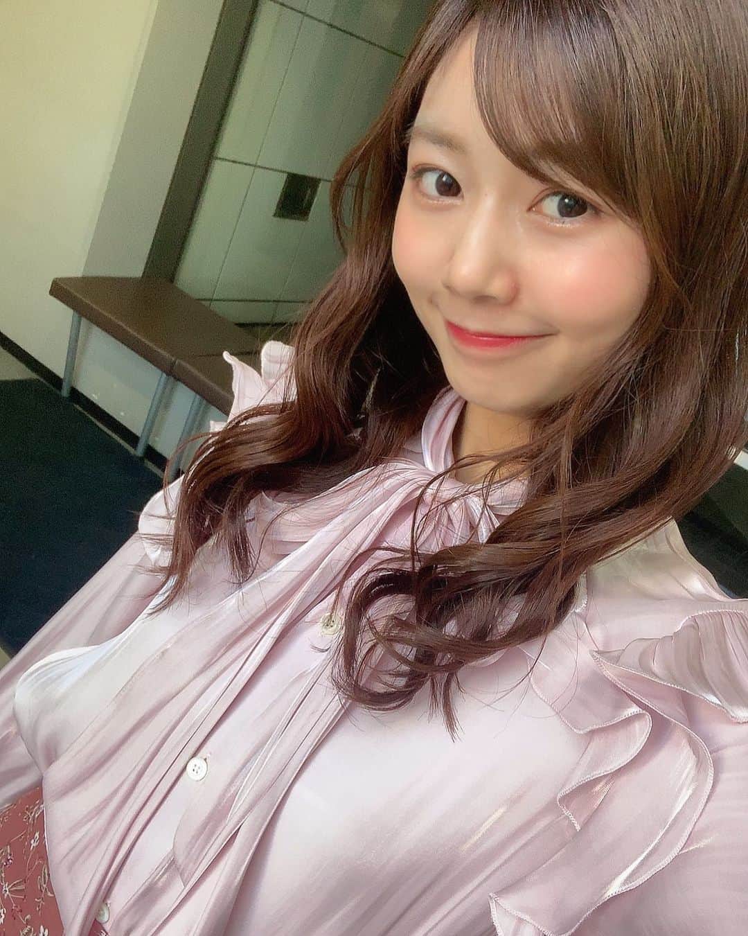 杉浦みずきのインスタグラム：「. リールに載せてた回の 好評だった衣装です💓  全身もまたちゃんと載せます👗  ブラウス　@adelly.tokyo  スカート　@tocco_closet」