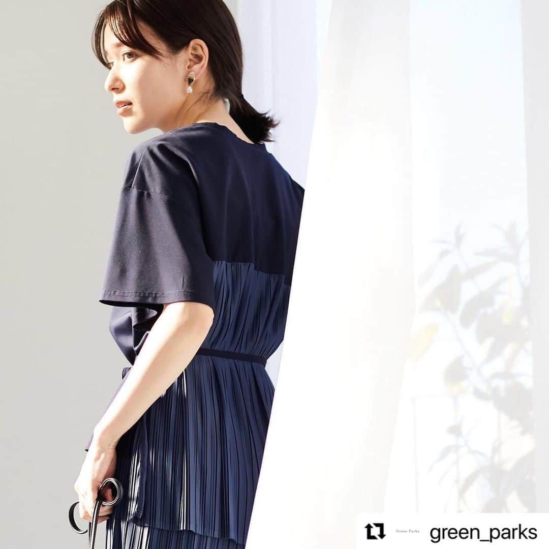 のインスタグラム：「#Repost @green_parks with @make_repost ・・・ 【WEB限定】<2点セット>プリーツセットアップ バックプリーツが映えるセットアップ WEB限定で予約受付中✨ 「忙しい朝のコーデ選びが面倒。」 「体型カバーしたい」 「着心地が楽なものが欲しい」 そんなお悩み、このセットアップひとつで解消しちゃいます！ トップスはウエストマークすれば脚長効果もあり、スタイルアップ見え◎ ふんわり上品なプリーツでボディラインを拾わず、体型カバー。 パンツはウエストゴムで楽ちん♪ 単品使いももちろんOK！着回しも楽しめます。  #greenparks #stripeclub #web限定 #オフィスカジュアル #カジュアルコーデ #セットアップ #プリーツパンツ #プリーツ #大人カジュアル #ママコーデ #ママファッション #プチプラ #シンプルコーデ #宗馬さよ #nmtinc #モデル」