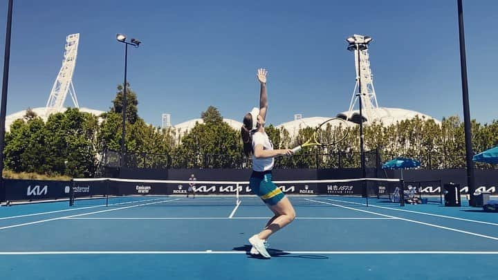 ジョアンナ・コンタのインスタグラム：「Slow-mo serving in the sun 🌞」