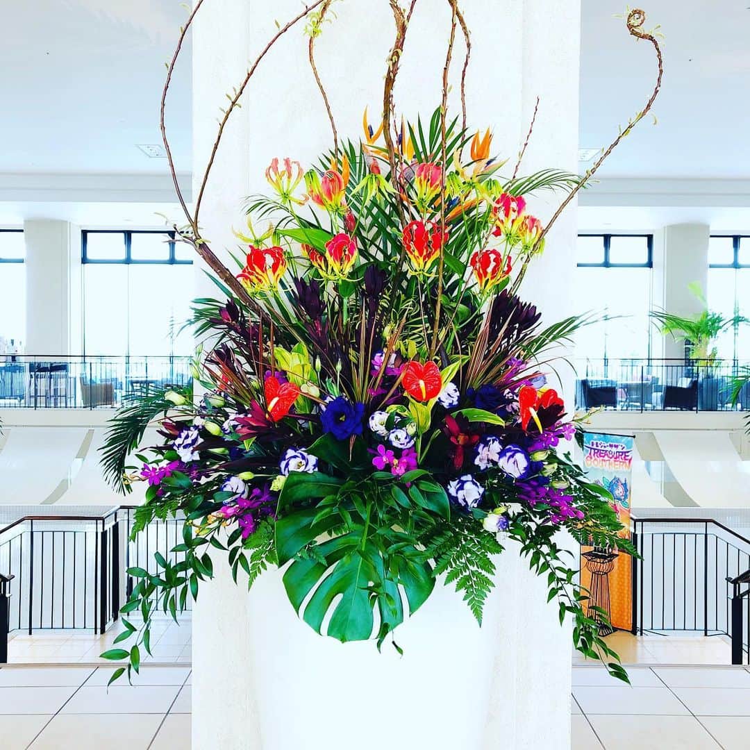 のインスタグラム：「. 今日は、簡潔に3つご案内します💁🏻‍♂️  1枚目✨ ロビーのお花が変わりました💐 セッカ柳、グロリオサ、トルコキキョウ、モカラ、バンダ、アンスリューム。 . . 2枚目✨ 1階プールサイドレストラン「サザンテラス」にて、 【美らイチゴコラボ イチゴ尽くし🍓10種スイーツがメインのデザートセットランチ】2021/03/01-2021/03/31始まります🍰🍽 . 詳しくは、bit.ly/3apb1Xi ご覧ください🥰 . . 3〜4枚目✨ 1階プールサイドレストラン「サザンテラス」にて、  【美らイチゴ コラボ企画 デザートブッフェ】2021/03/13-2021/03/14開催します‼️ . 詳しくは、bit.ly/3u6XMC3 ご覧ください🤗  もう、糸満は春です🍓  #春 #イチゴ #デザート #ランチ #サザンビーチホテル」