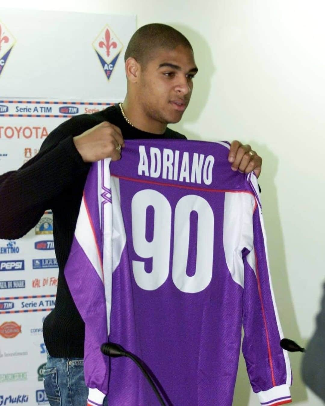 ACFフィオレンティーナさんのインスタグラム写真 - (ACFフィオレンティーナInstagram)「Buon compleanno, @adrianoimperador ⚜️ Happy Birthday, Adriano 🎂  #ForzaViola 💜 #Fiorentina #ACFFiorentina #Adriano #HBD」2月17日 19時07分 - acffiorentina