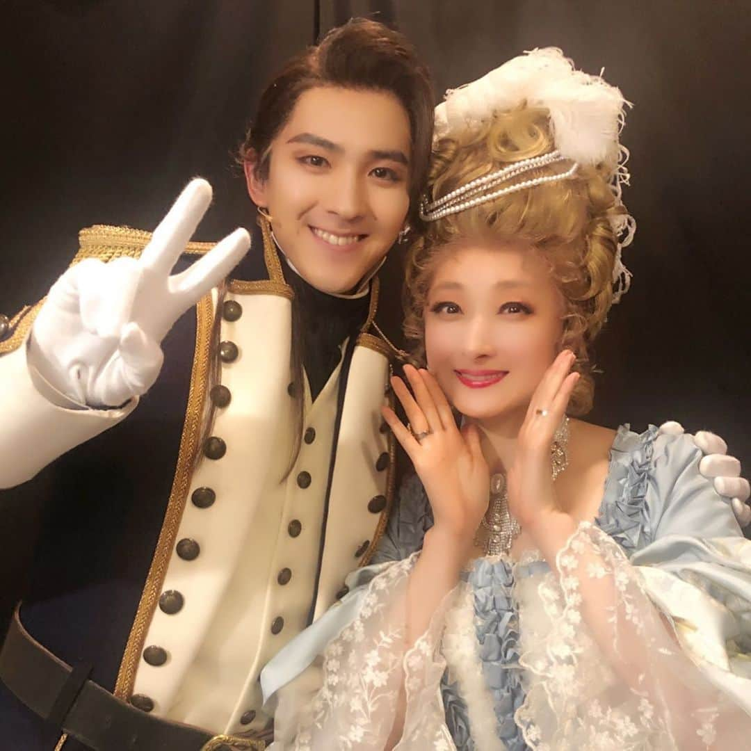 花總まりさんのインスタグラム写真 - (花總まりInstagram)「今日も無事終了！ 東京公演はあと2回となりました。 そして昨日は早くも翔真君と東京ラストでした😢 そう言えば、私、翔真君の素顔をちゃんと見たことないかも。。 お稽古中はマスクしてるでしょ、それで舞台にきてからは衣装着てかつら被ってお化粧してアクセルになってるでしょ、、 うーん。。 いつかちゃんと見れるのだろうか。。。  明日は私は17時公演です。 お間違えのないように☺️  #マリーアントワネット #marieantoinette  #甲斐翔真  くん #アクセル #フェルセン」2月17日 19時07分 - hanafusamari_official