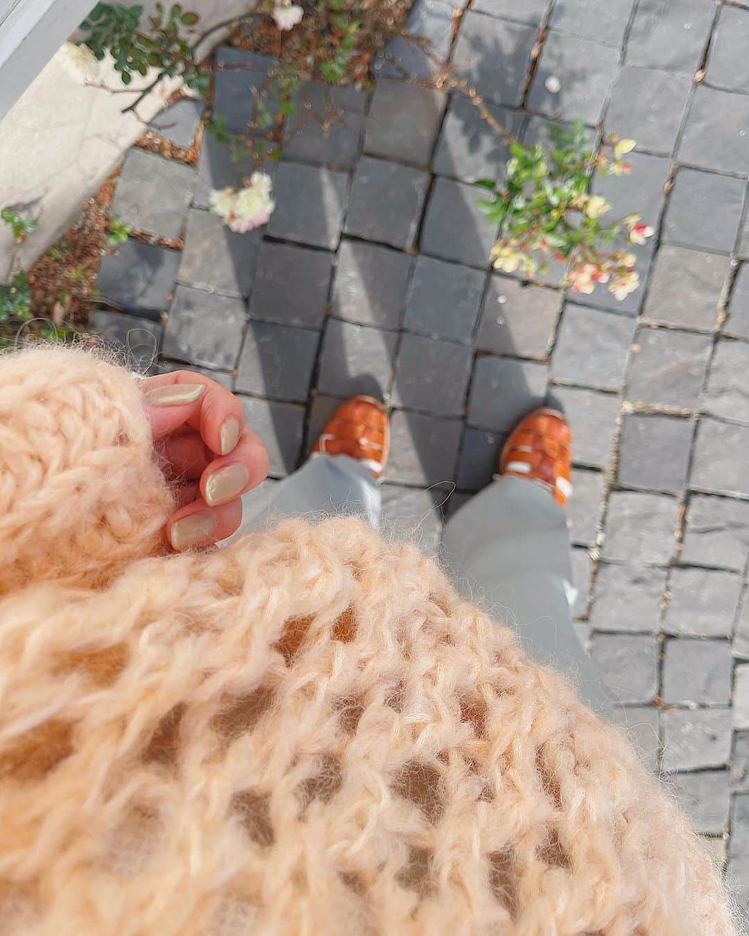 sakincho1028のインスタグラム：「いい天気だなぁーってるんるんに支度したら めちゃくちゃ寒かった。☃️ 今年はテンションの上がる自分の好きな色物をたくさん着ようと思います。🐷」