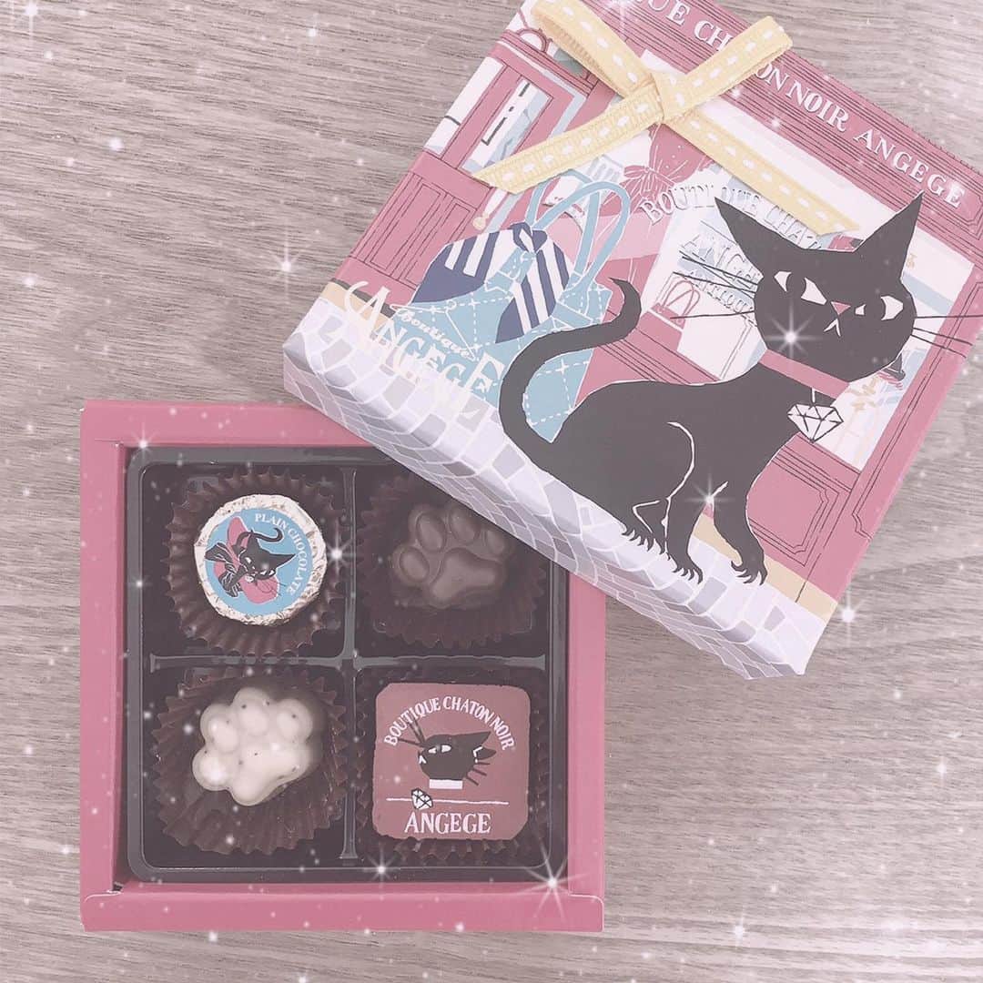 加藤咲希のインスタグラム：「まっまにチョコもらったの❕ . ねこたん可愛くてまだ食べれてない( ´•ᴗ•ก ) 食べる勇気ください笑笑 . . #かとかめら☺︎ #ちょこ #チョコ #ちょこれーと #チョコレート #choco #chocolate #ばれんたいん #バレンタイン #valentine」