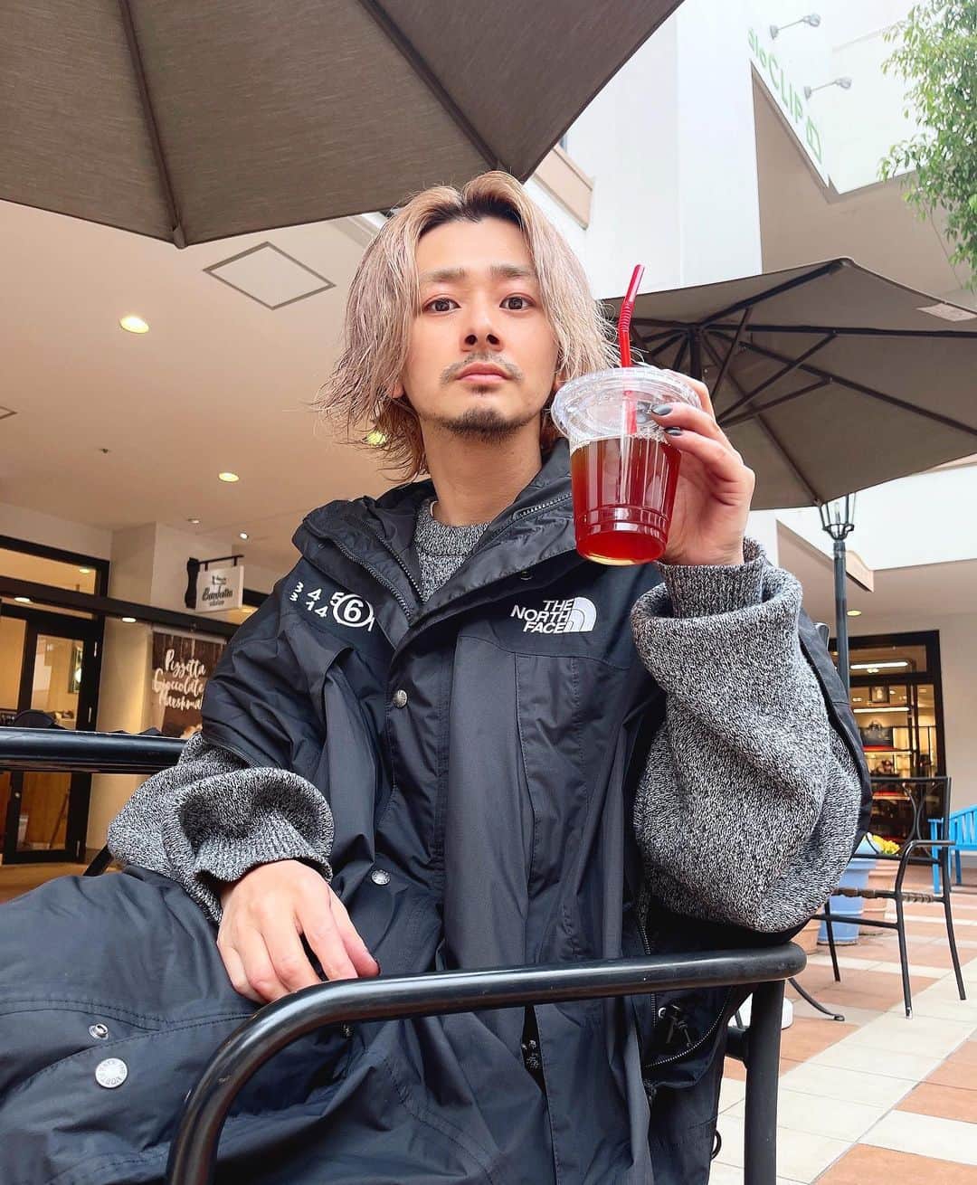 加代憲康のインスタグラム：「久しぶりの @mm6maisonmargiela  @thenorthface  やっぱりこれは最高です！  今日はかなり寒いですね。  みなさん風邪には気をつけてください！  コロナ対策も、引き続きやっていきましょう！  僕はワクチン打ちたくない派です。 とりあえず注射が苦手なので。」