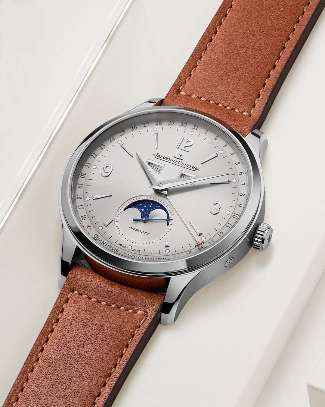 ジャガールクルトのインスタグラム：「Uniquely restyled. #MasterControl  _ Master Control Calendar _ The dates marked around the periphery, indicated by a red-tipped hand, the days and months displayed in the upper part of the dial, and the moon-phase set within the small seconds subdial. With a fresh new twist to the date display, every month the date hand makes a 90-degree leap from the 15th to the 16th, in order not to obscure the moon-phase display. _ #JaegerLeCoultre #MasterControl #HomeofFineWatchmaking #SwissWatch #ValleeDeJoux #Watchmaking #Craftsmanship #SavoirFaire」