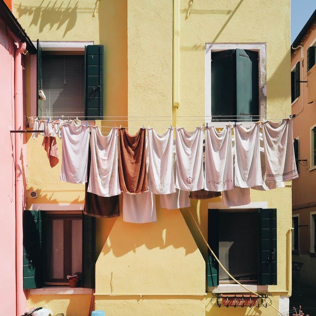 Laundrin / ランドリンのインスタグラム：「ー世界の洗濯物ー ランドリンの雰囲気漂う、世界の洗濯物風景をリサーチ👚  1回目は、イタリア・ベネチアの洗濯物風景。太陽の光を受け、気持ち良さそうにそうに風にそよぐ白いタオルケットたち。ドレープの連なりが美しい光景を生み出しています。  #ランドリン #laundrin」