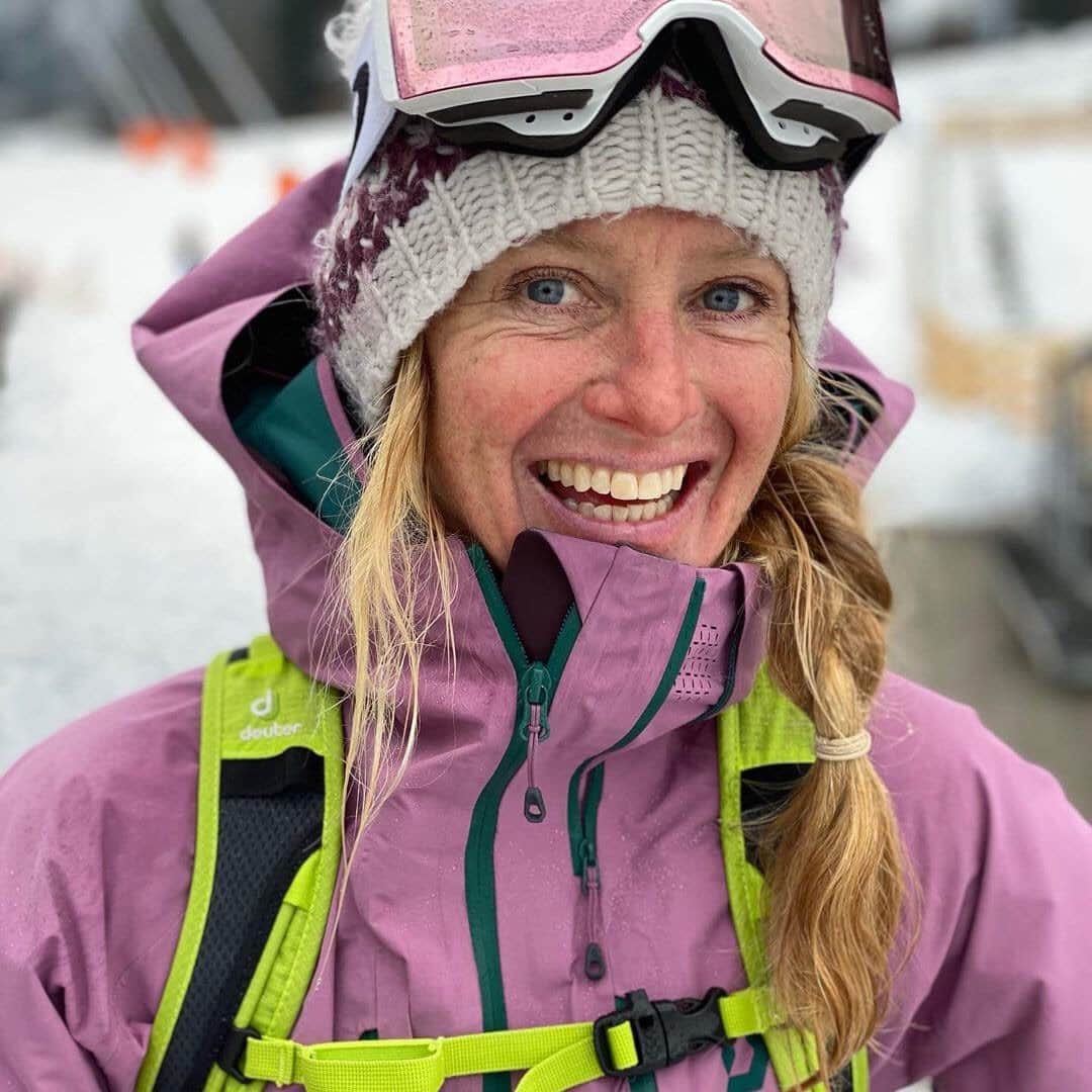 ドイターさんのインスタグラム写真 - (ドイターInstagram)「@karen_eller_mountainbike's motto is: good vibes only. 💜 Her radiant smile puts you directly in a good mood. 😊 - Please tag #deuter to be featured. 🏔❤️ - #deuter #deuterbackpack #snow #alpine #mountains #outdoorsport #skiing #deuterfamily #deuterforwomen」2月17日 19時00分 - deuter