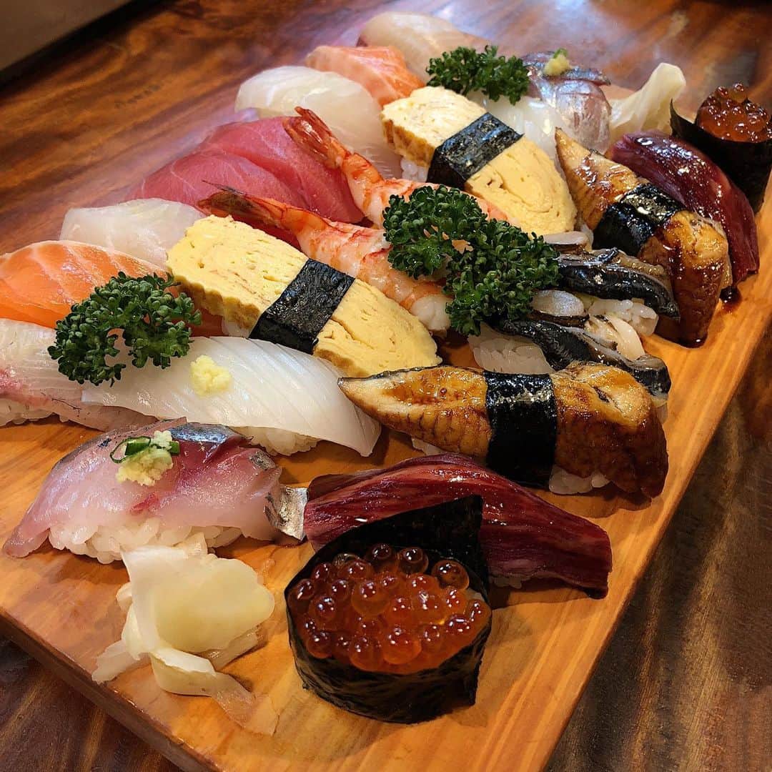 天野ゆうかのインスタグラム：「載せ忘れてた、去年の石垣島旅行で食べた 豪華なお寿司の盛り合わせ🍣🥢✨ #あけぼの . . その日の旬の魚から肉寿司🥩まで 大将がおまかせで握ってくれました👨🏻🍣 (それぞれ一貫ずつあるからケンカもせんよ🤝) . . 行きたかったお店が定休日やって、 ホテル出る直前にパッと検索して行ったとこやったけど 美味しいし、お値段もリーズナブルで 大当たりのお店でした🎯🎊 (後々調べたら #旅猿 でも行ってたみたい🙊✔︎ ) . . 特に好きなんは ネギトロ、サーモン、トロたく🕺🏻 #みんなは何のお寿司が好き？ . . . #お寿司 #寿司 #肉寿司 #盛り合わせ #天ぷら #煮魚 #車海老 #海鮮 #石垣島 #石垣島旅行 #沖縄 #沖縄旅行 #沖縄グルメ #石垣島グルメ #グルメスタグラム #寿司スタグラム  #グルメ女子 #グルメ部 #グルメ巡り #グルメ旅 #石垣島の思い出 #okinawa #ishigaki #ishigakiisland #sushi #trip #🍣」