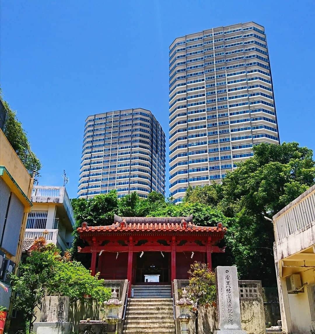Be.okinawaのインスタグラム：「Blending old and new!? Time-honored shrine sits at a quiet corner of Naha.  📍: Asato Hachimangu Shrine 📷: @chimdomdom7 Thank you very much for your wonderful photo!  Asato Hachimangu Shrine has been watching over the development of Naha for a long time. This is the only shrine in Okinawa that you can see with a modern building in the background.  Tag your own photos from your past memories in Okinawa with #visitokinawa / #beokinawa to give us permission to repost!  #那覇市 #nahacity #나하시 #那霸市 #temple #神社 #나하 #bulldinng #安里八幡宮 #沖縄の風景 #japan #travelgram #instatravel #okinawa #doyoutravel #japan_of_insta #passportready #japantrip #traveldestination #okinawajapan #okinawatrip #沖縄 #沖繩 #오키나와 #旅行 #여행 #打卡 #여행스타그램」