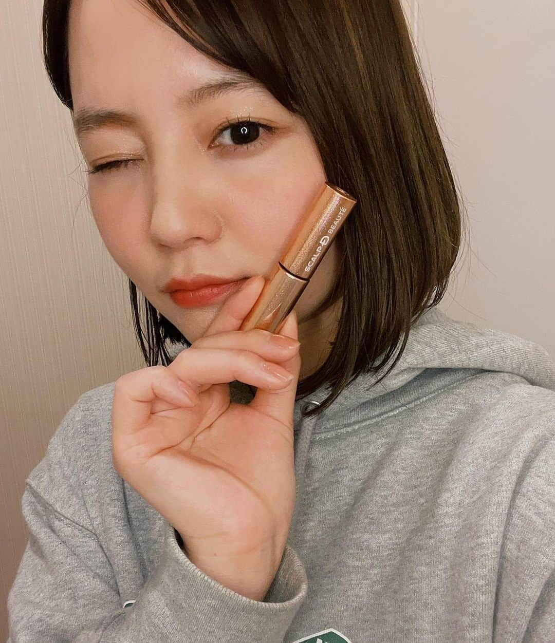 NANAMIさんのインスタグラム写真 - (NANAMIInstagram)「私の最近のまつ毛ケア事情 最近はスカルプDの美容液を使ってます✨   私が初めてまつ毛美容液を買ったのもスカルプDだったなぁ、、学生の時からリアルにお世話になってます🤩 まつ毛に関わるからこそまつ毛美容液にはこだわりが結構あるんだけど これは塗るところがチップタイプになっててしっかりたっぷりまつ毛の根元に付けれるのがすごく良い♡ 私は今のところ色素沈着してないよ♡ 塗るのが簡単ですぐさっとできるから毎日の習慣にしやすいんじゃないかな🤍   #まつげ美容液  #スカルプDまつげ美容液 #scalpd_eye_pr #nanaおすすめ化粧品」2月17日 19時00分 - nanami023