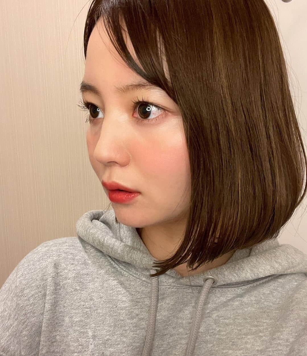 NANAMIさんのインスタグラム写真 - (NANAMIInstagram)「私の最近のまつ毛ケア事情 最近はスカルプDの美容液を使ってます✨   私が初めてまつ毛美容液を買ったのもスカルプDだったなぁ、、学生の時からリアルにお世話になってます🤩 まつ毛に関わるからこそまつ毛美容液にはこだわりが結構あるんだけど これは塗るところがチップタイプになっててしっかりたっぷりまつ毛の根元に付けれるのがすごく良い♡ 私は今のところ色素沈着してないよ♡ 塗るのが簡単ですぐさっとできるから毎日の習慣にしやすいんじゃないかな🤍   #まつげ美容液  #スカルプDまつげ美容液 #scalpd_eye_pr #nanaおすすめ化粧品」2月17日 19時00分 - nanami023