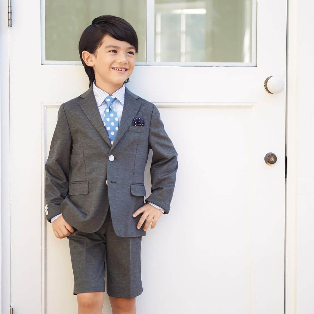 MIKI HOUSE ミキハウスさんのインスタグラム写真 - (MIKI HOUSE ミキハウスInstagram)「Kids Formal ミキハウスでは、 入学式や発表会などの特別なイベントにふさわしい フォーマルやセミフォーマルのお洋服も取り揃えております。  上品な丈感や美しいシルエットにも、 とことんこだわりました。  大切な１着はぜひミキハウスで。 ・ ・ ・ ・ #mikihouse #kidsfashion #dress #kidscode #ミキハウス #キッズドレス #キッズスーツ #セットアップ #キッズファッション #お呼ばれコーデ #発表会 #付き添い #入学式コーデ」2月17日 19時01分 - mikihouse.official