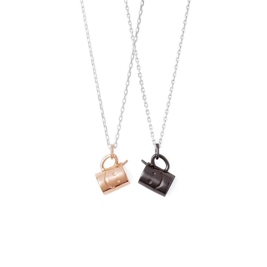 THE KISS ザ・キッスさんのインスタグラム写真 - (THE KISS ザ・キッスInstagram)「. マグカップに、にっこりほほえむスマイルモチーフが描かれた遊び心いっぱいのペアネックレス。  裏面には「Two people's time（ふたりの時間）」のメッセージが。ふたりで過ごす時間を大切にしようとの想いが込められています☕️🛋 ハート型のラテアートや、角砂糖に見立てたストーンがこっそりデザインされた可愛らしいジュエリーです。  #thekiss #jewelry #ring #necklace #present #gift #couple #pairjewelry #ザキッス #THEKISSペアリング #ペアリング #ペアネックレス #ジュエリー #デート #カップル #指輪 #ネックレス #お揃い #ホワイトデー」2月17日 19時01分 - thekiss_love_happy
